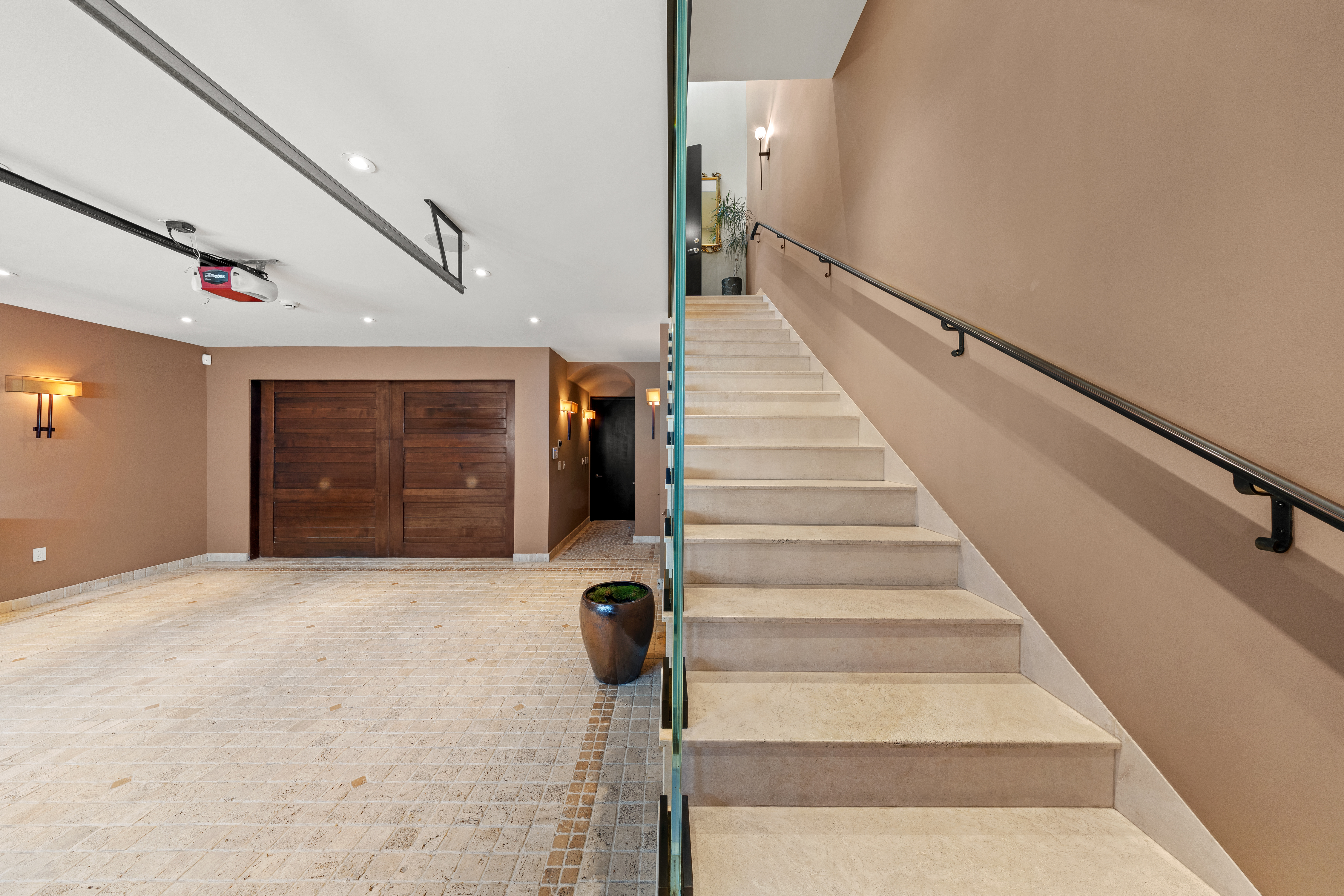  Spectacular Renovated SOMA Home with Rare Museum-Like 7-Car Garage - 物件實景
