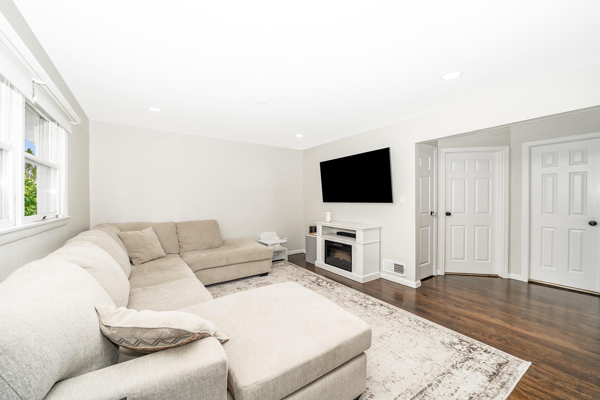 West Babylon, New York, 11704, United States, 3 Bedrooms Bedrooms, ,2 BathroomsBathrooms,Residential,For Sale,1887833