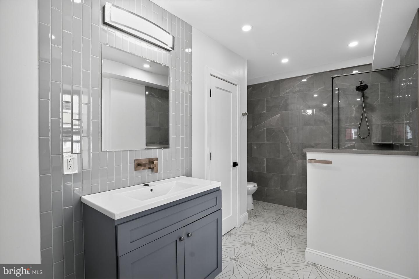 Philadelphia, Pennsylvania, 19147, United States, 3 Bedrooms Bedrooms, ,4 BathroomsBathrooms,Residential,For Sale,1926434