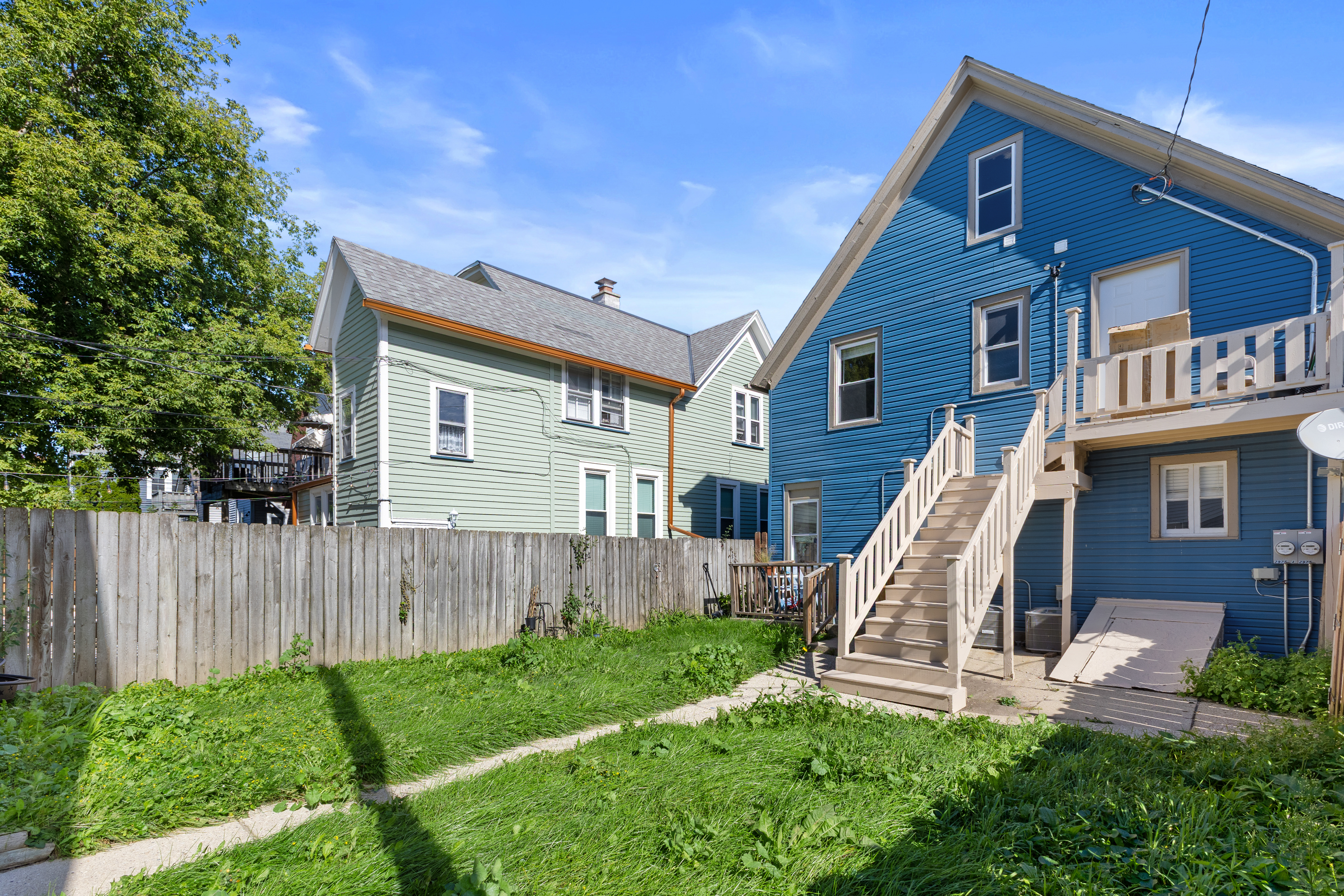  Prime Bay View Investment: Updated Duplex with 4-Car Garage Near Lake Michigan - 物件實景
