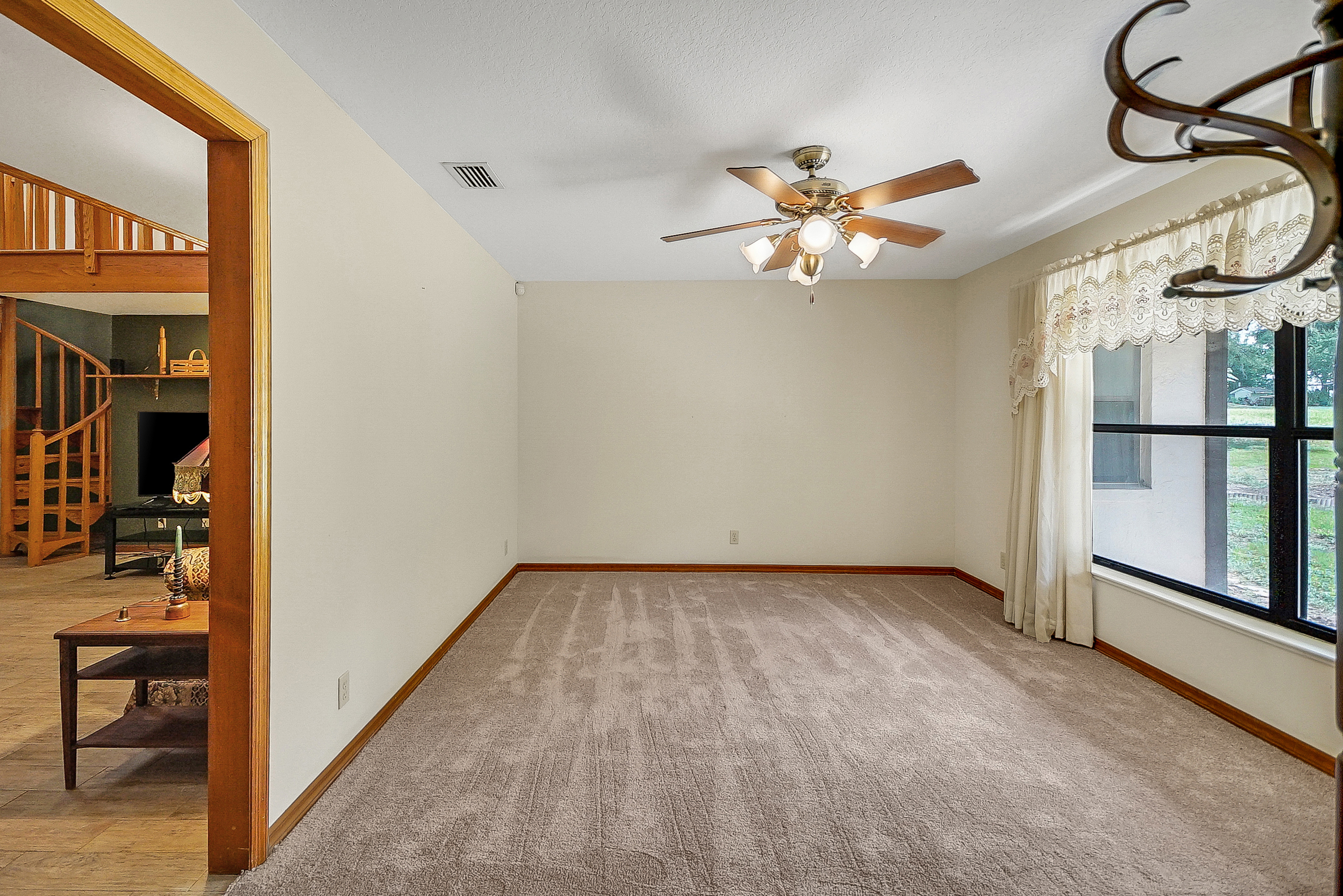 Lady Lake, Florida, 32159, United States, 4 Bedrooms Bedrooms, ,2 BathroomsBathrooms,Residential,For Sale,1873535