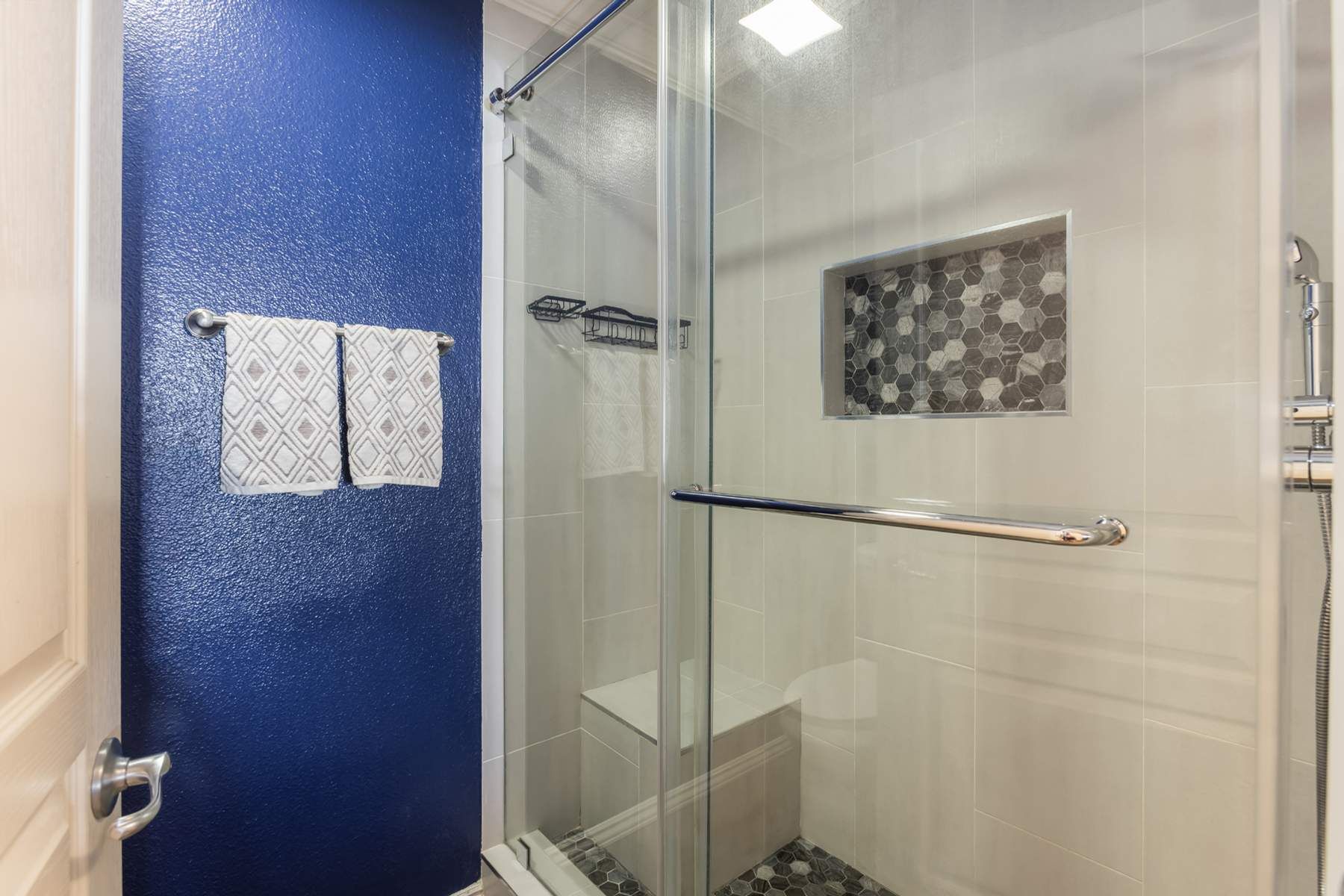  7320 Hawthorn Avenue, #215 - 物件實景