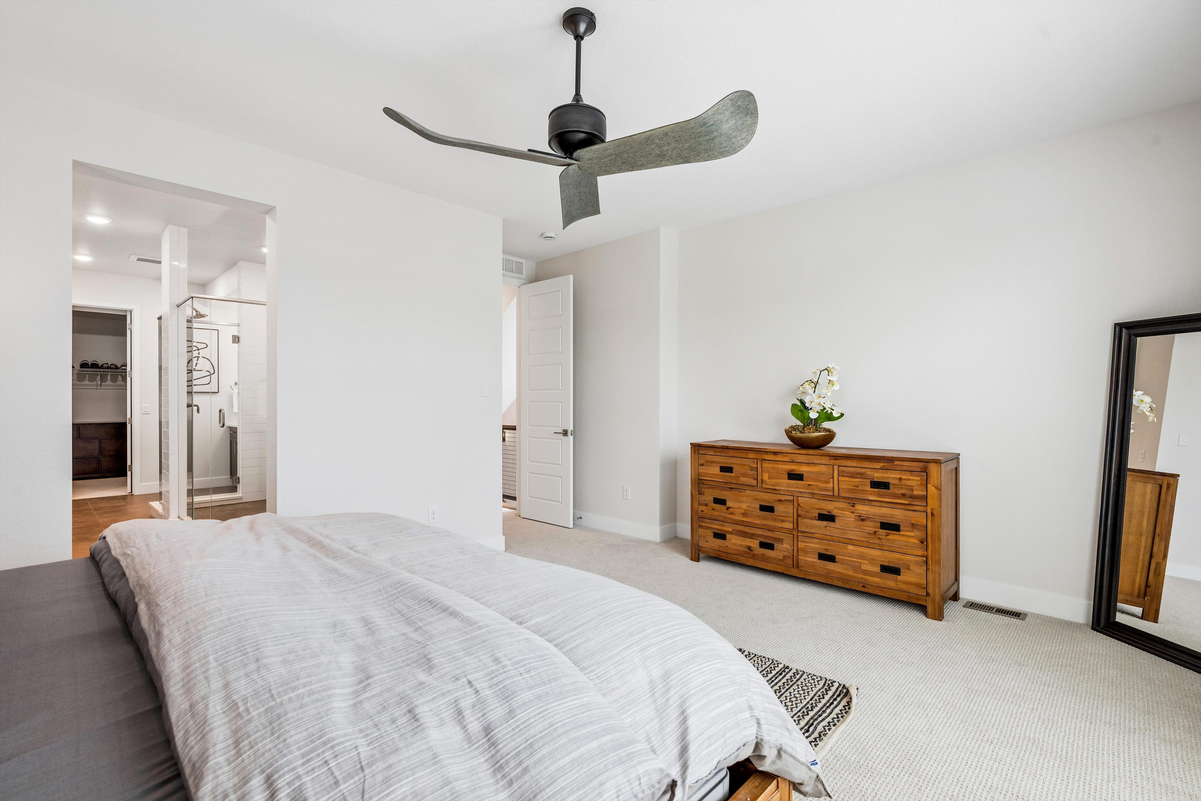  Thoughtfully designed and exceptionally maintained, this light-filled home offer - 物件實景