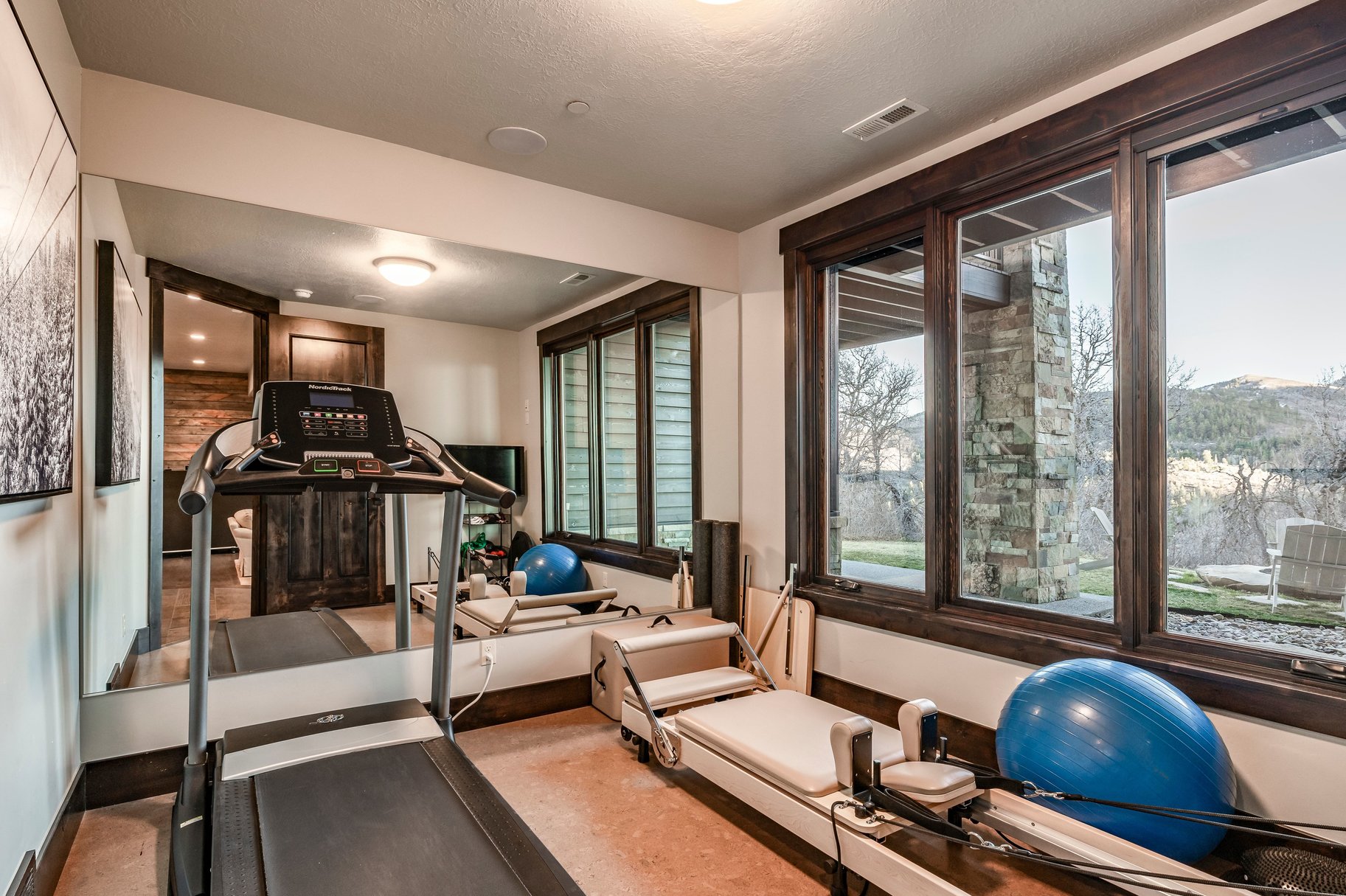  Views, Privacy and Main Level Living in a Gated Community - 物件實景