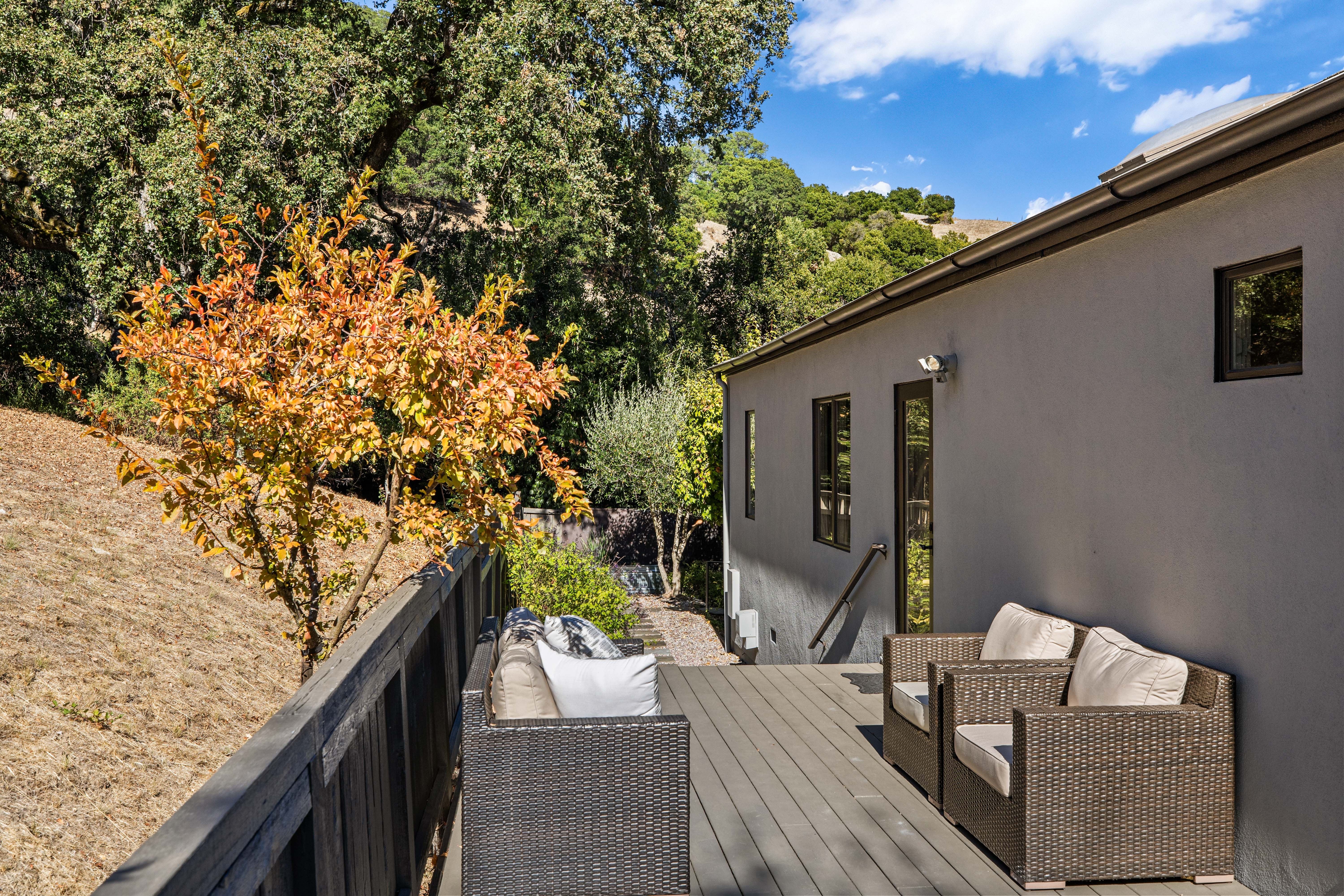  Resort Living in Sorich Park — Gated Mediterranean Estate With Pool and Views - 物件實景