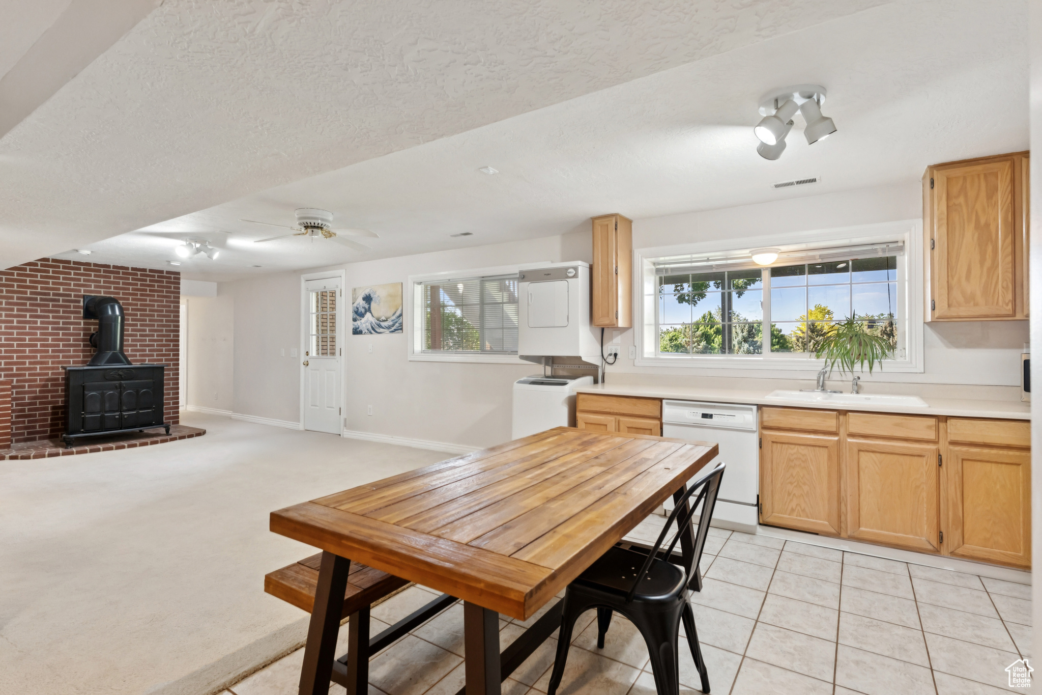 Draper, Utah, 84020, United States, 6 Bedrooms Bedrooms, ,4 BathroomsBathrooms,Residential,For Sale,1848551