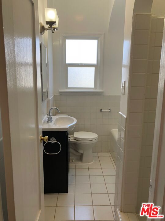 Los Angeles, California, 90016, United States, 10 Bedrooms Bedrooms, ,Residential,For Sale,1939338