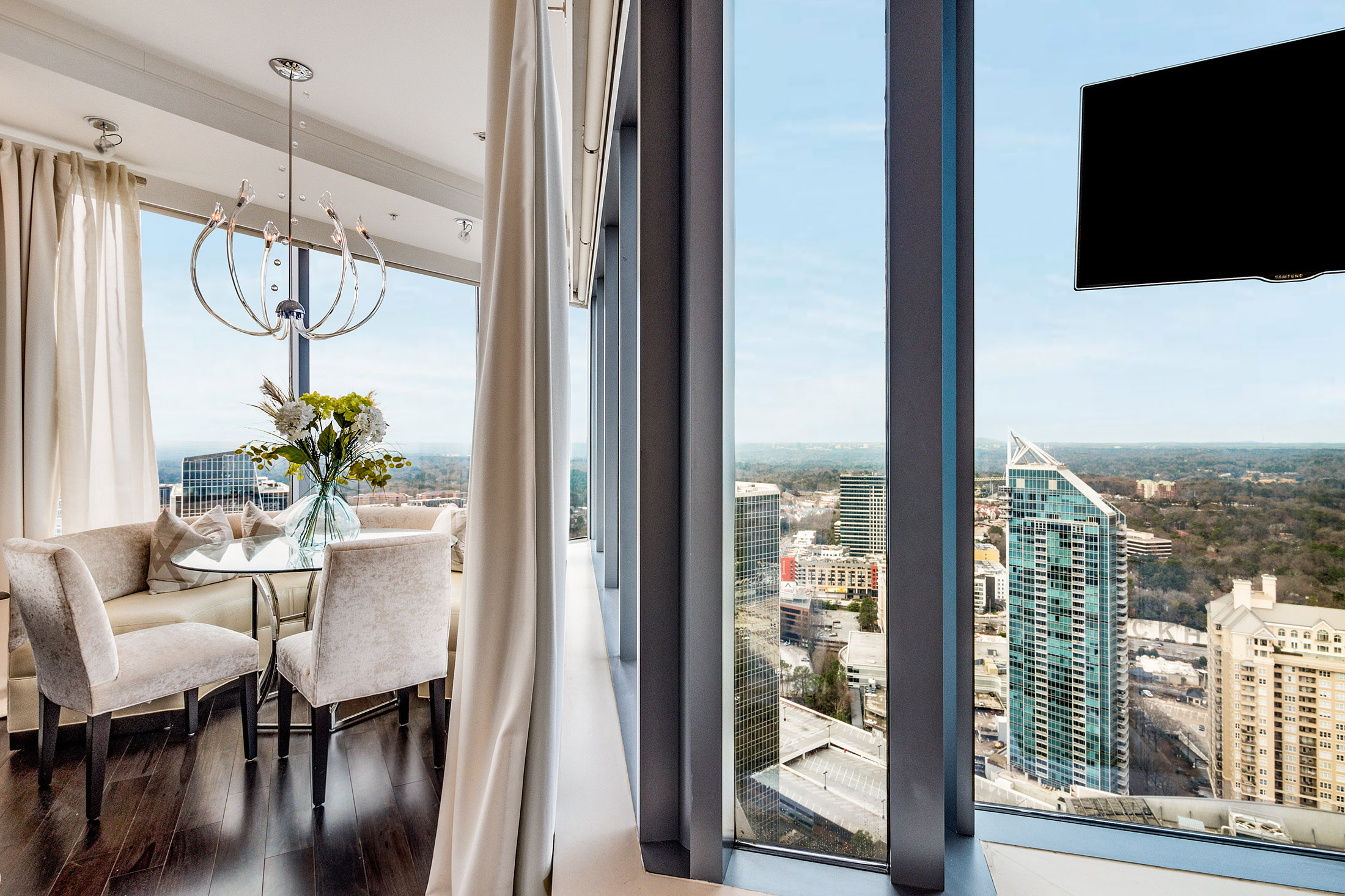  Exceptional Corner Unit with Stunning Skyline Views - 物件實景