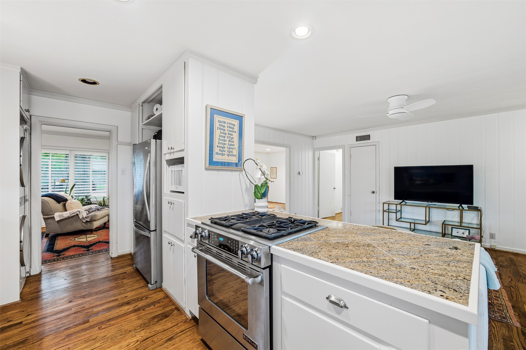 Dallas, Texas, 75214, United States, 3 Bedrooms Bedrooms, ,2 BathroomsBathrooms,Residential,For Sale,1989303