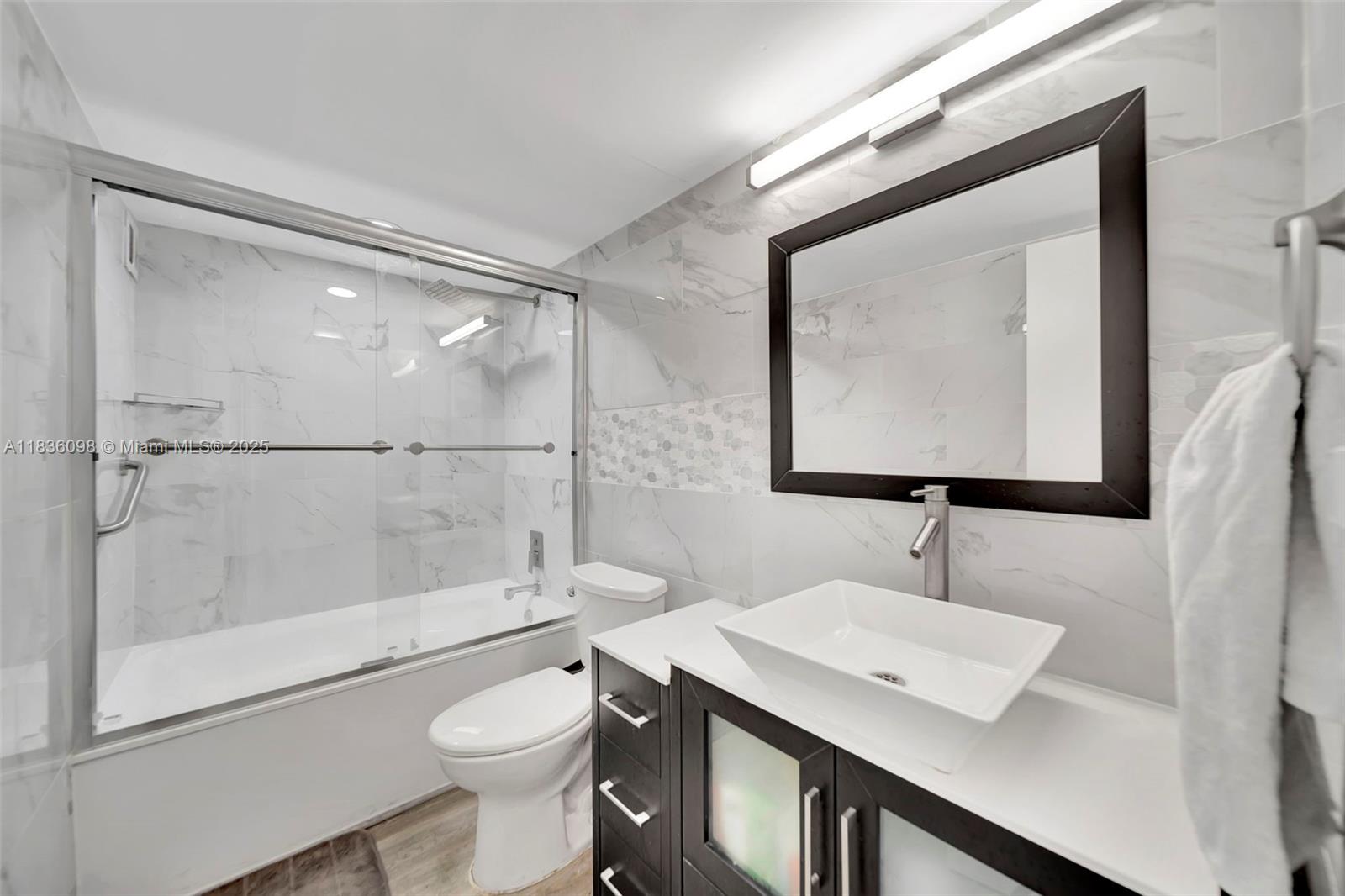 Miami Beach, Florida, 33140, United States, 2 Bedrooms Bedrooms, ,2 BathroomsBathrooms,Residential,For Sale,1885385