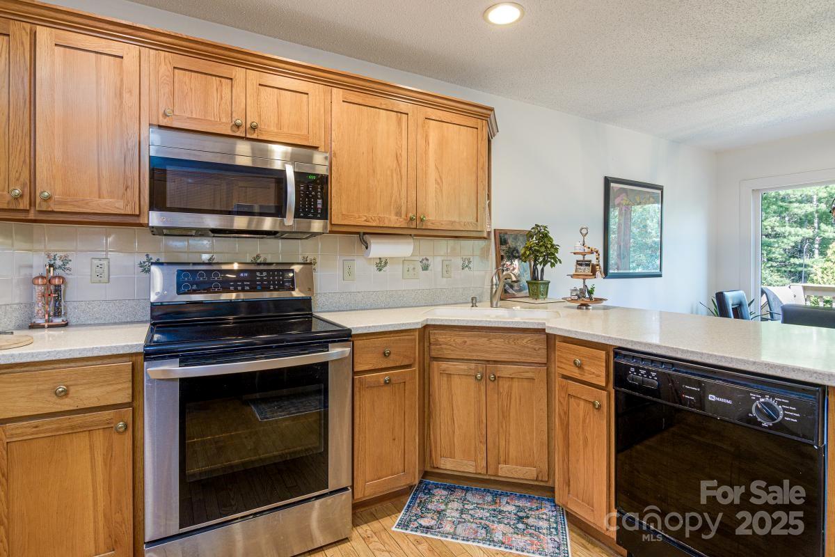 Hendersonville, North Carolina, 28739, United States, 3 Bedrooms Bedrooms, ,2 BathroomsBathrooms,Residential,For Sale,1974485