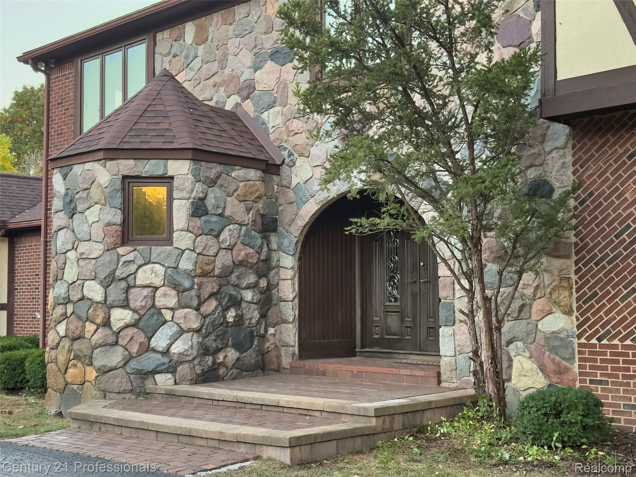 Rochester, Michigan, 48306, United States, 5 Bedrooms Bedrooms, ,6 BathroomsBathrooms,Residential,For Sale,1987117