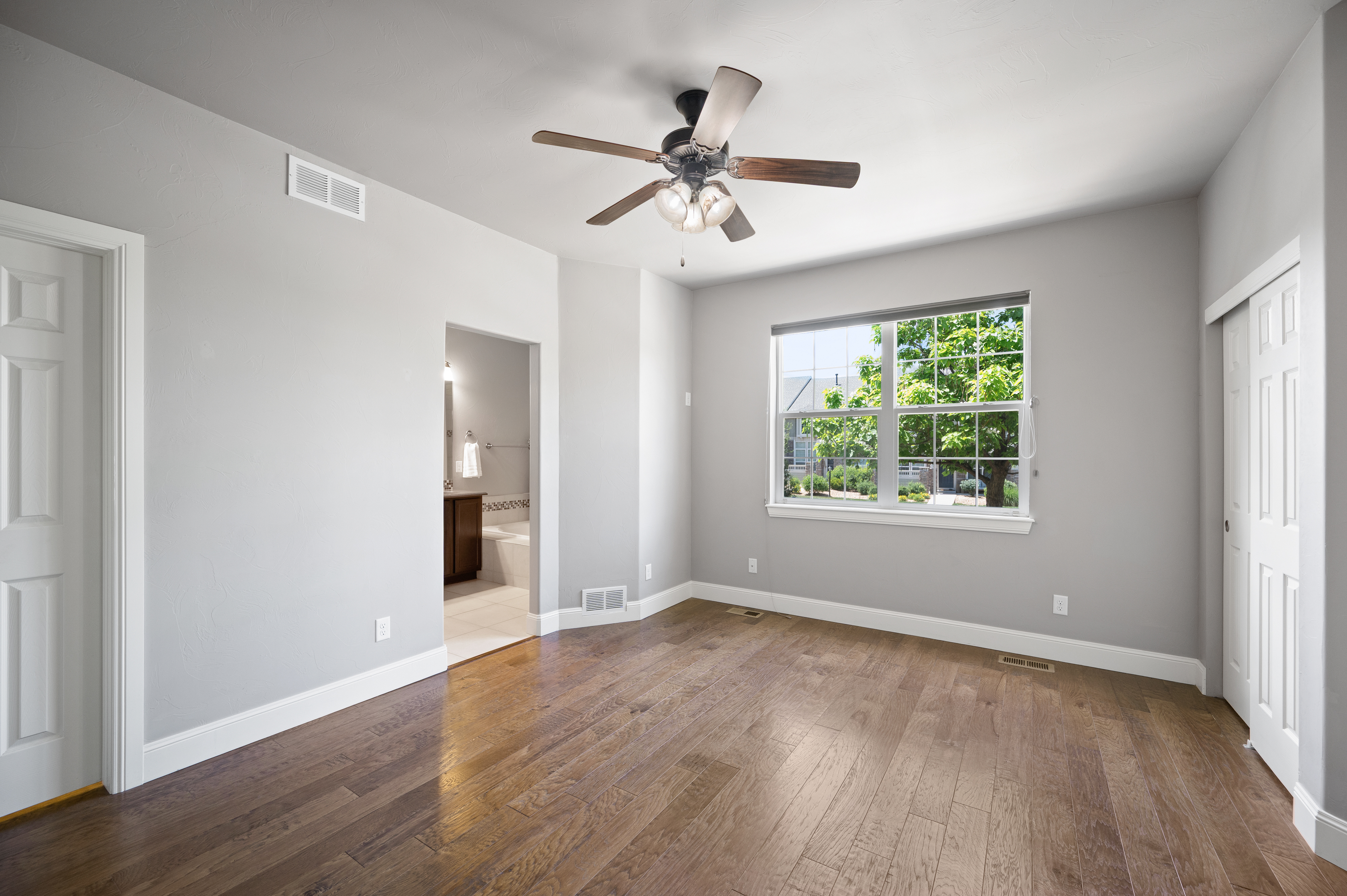  Pristine And Charming End Unit Townhome - 物件實景