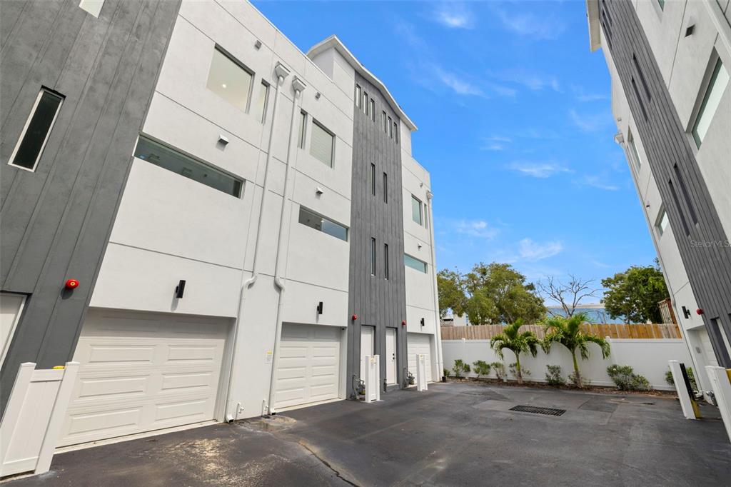 St Petersburg, Florida, 33701, United States, 2 Bedrooms Bedrooms, ,3 BathroomsBathrooms,Residential,For Sale,1994589