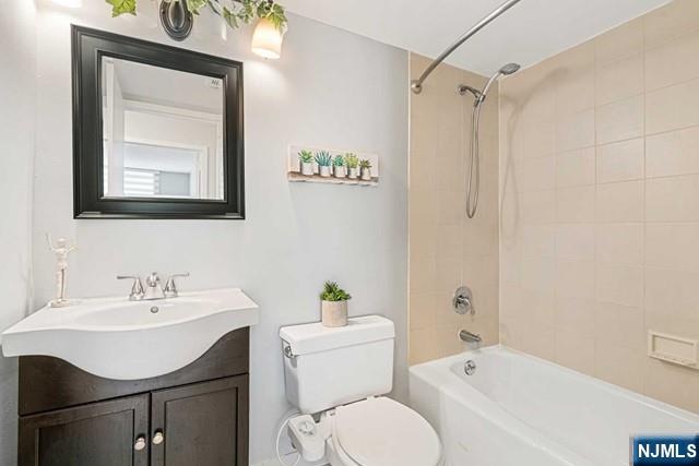 Edgewater, New Jersey, 07020, United States, 2 Bedrooms Bedrooms, ,2 BathroomsBathrooms,Residential,For Sale,1910959