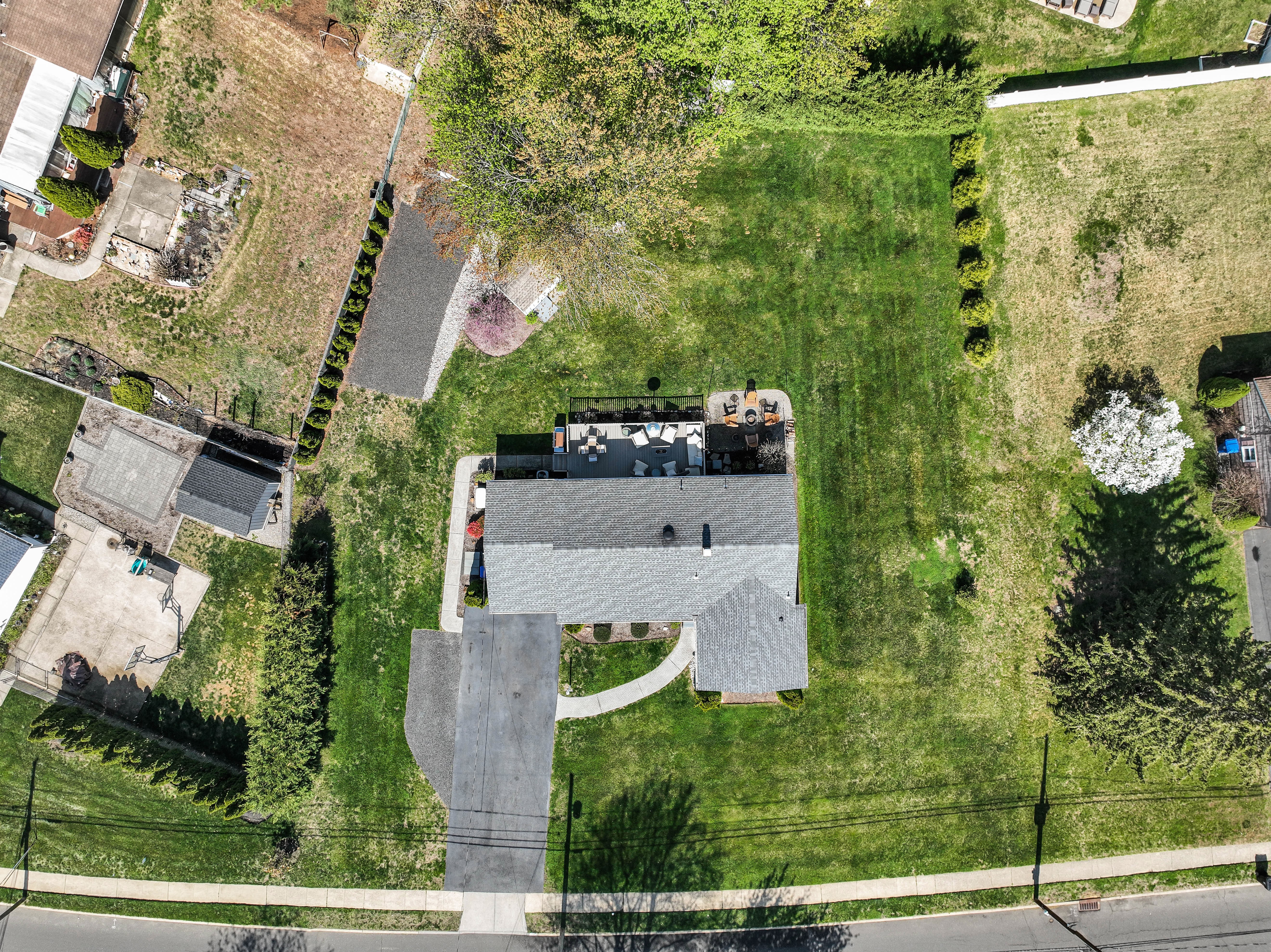  Welcome to this meticulously maintained charming 3-bedroom, 2-bathroom ranch, - 物件實景