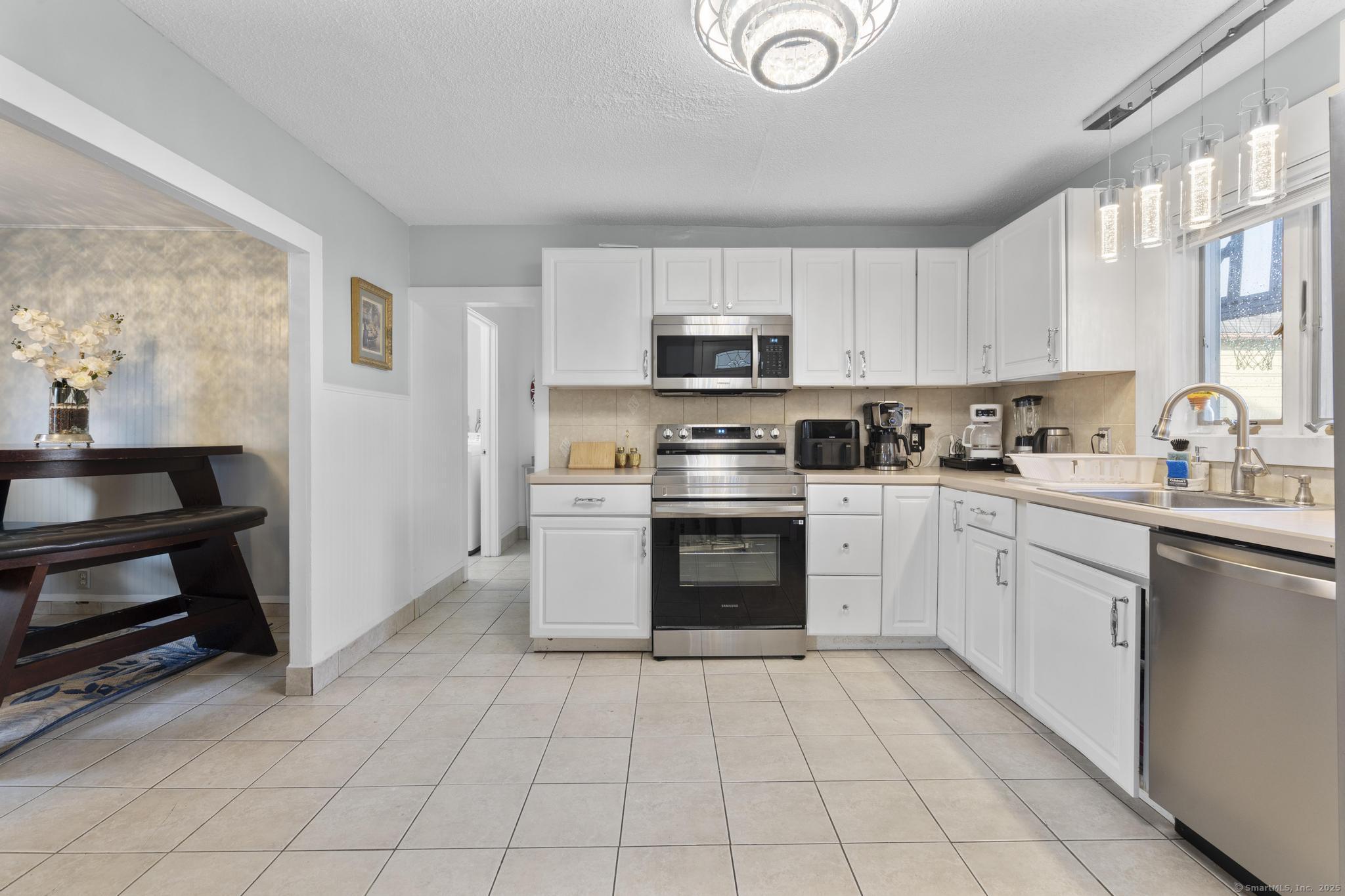 Milford, Connecticut, 06460, United States, 3 Bedrooms Bedrooms, ,2 BathroomsBathrooms,Residential,For Sale,1942081