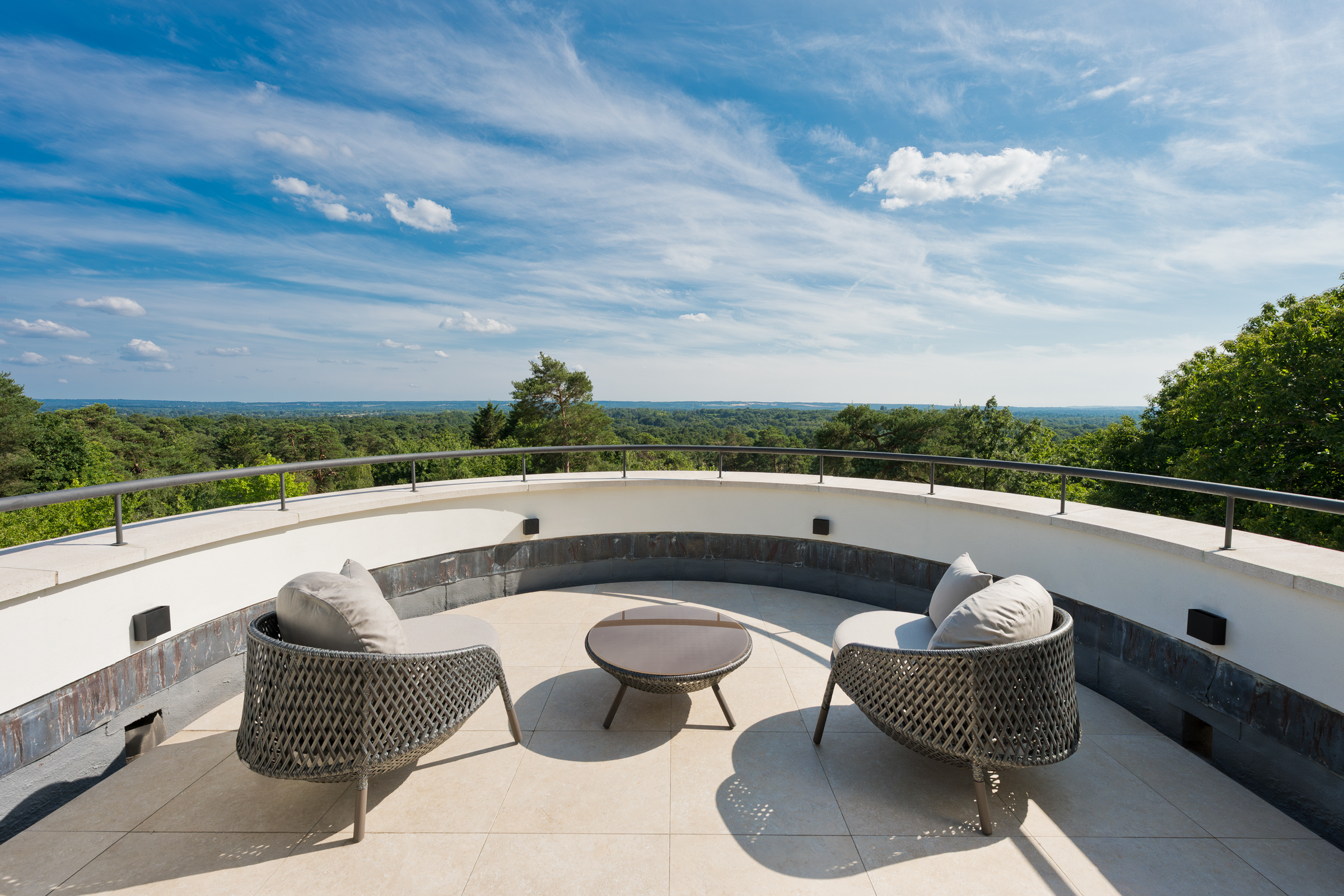  A Newly Refurbished House with Far-Reaching Views in St George’s Hill - 物件實景