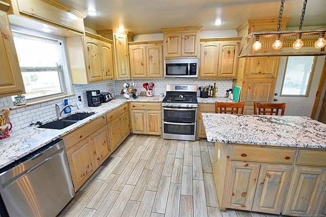 Tahlequah, Oklahoma, 74464, United States, 2 Bedrooms Bedrooms, ,3 BathroomsBathrooms,Residential,For Sale,1982926