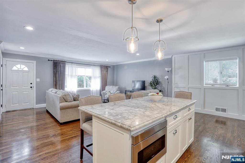 Waldwick, New Jersey, 07463, United States, 3 Bedrooms Bedrooms, ,2 BathroomsBathrooms,Residential,For Sale,1918312