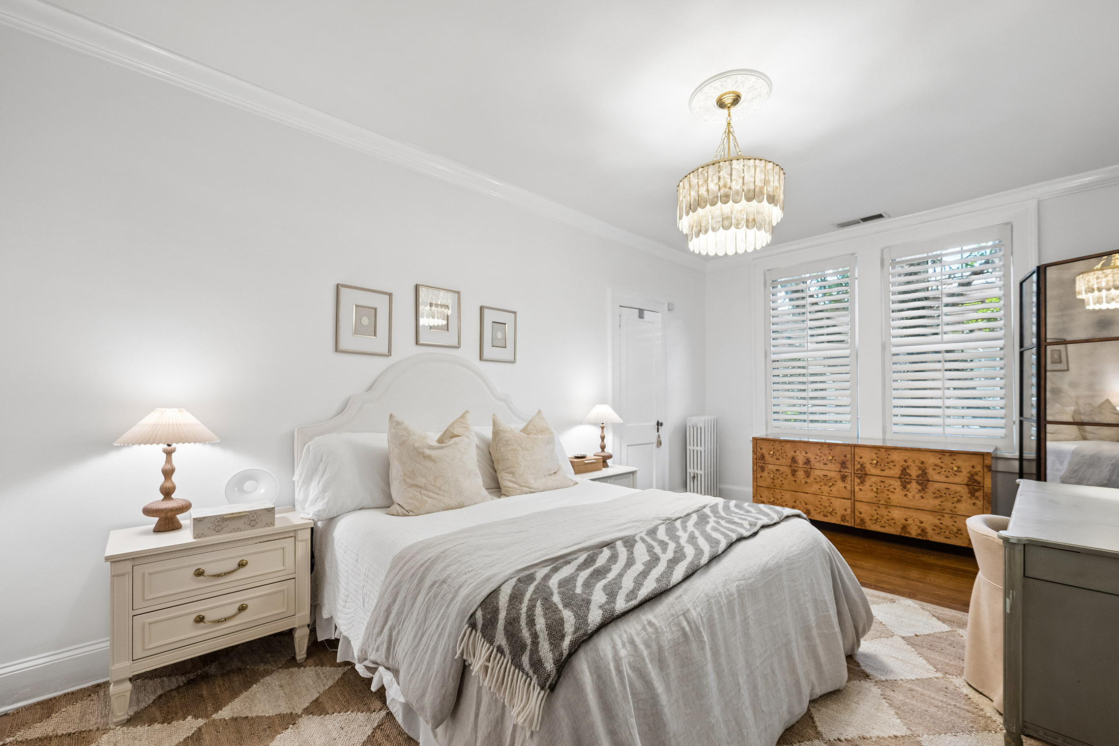  Beautiful Top Floor End Unit Condo Combines Historic Charm and Modern Finishes - 物件實景