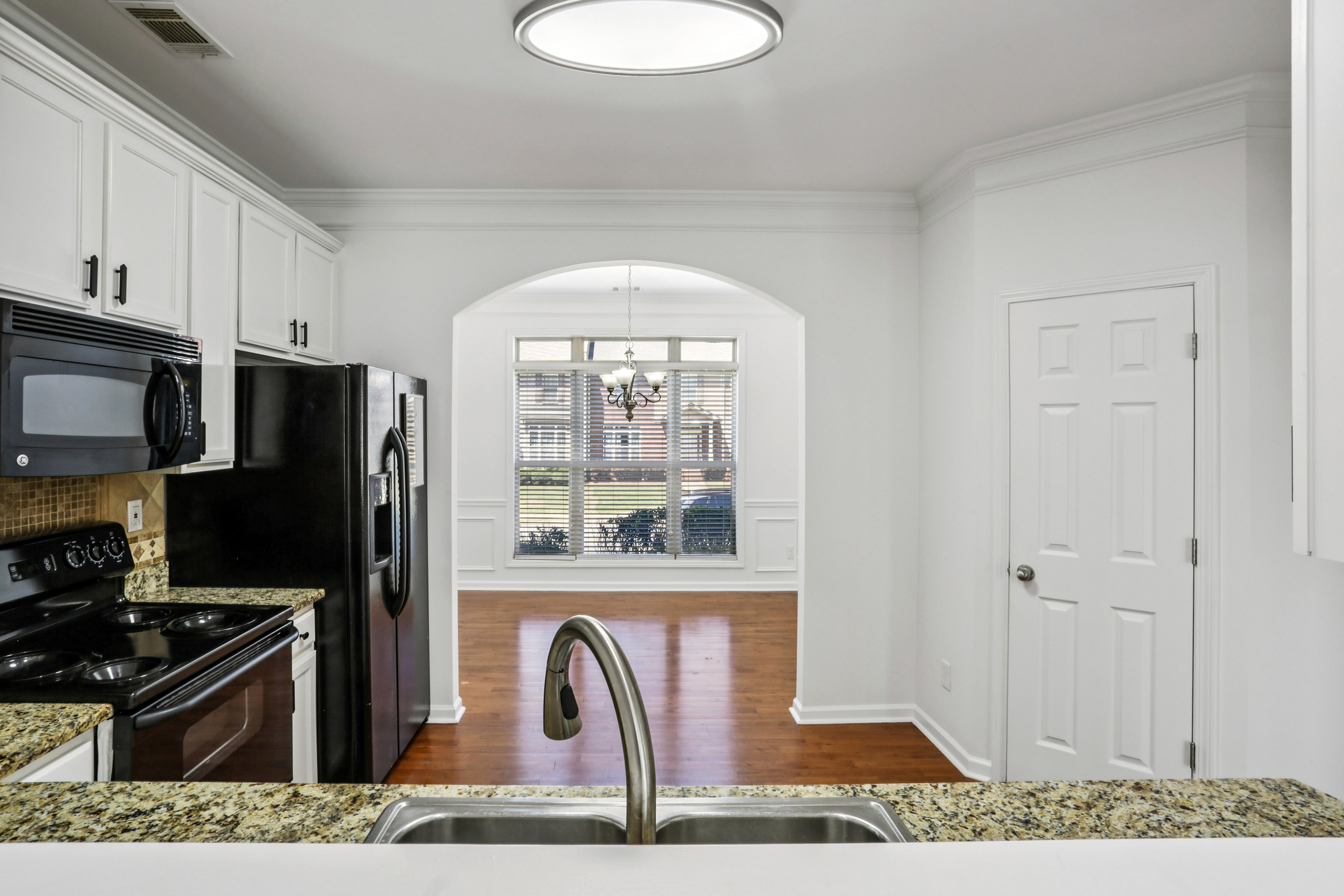  Spacious Three Level Townhome in the Desirable Thorncrest Community - 物件實景