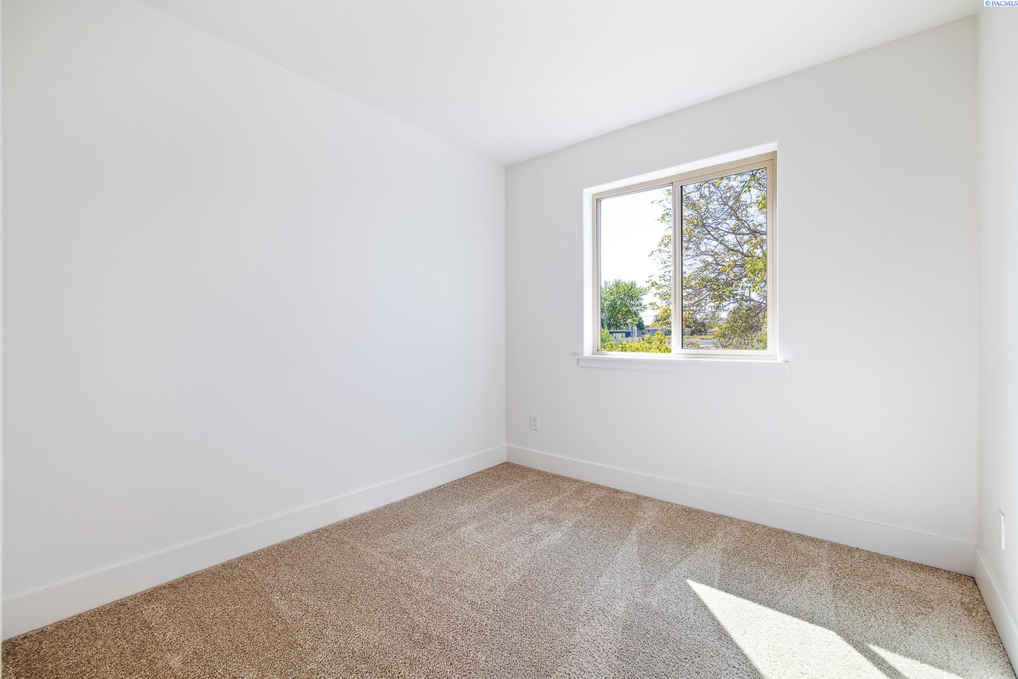 Kennewick, Washington, 99337, United States, 6 Bedrooms Bedrooms, ,Residential,For Sale,1941596
