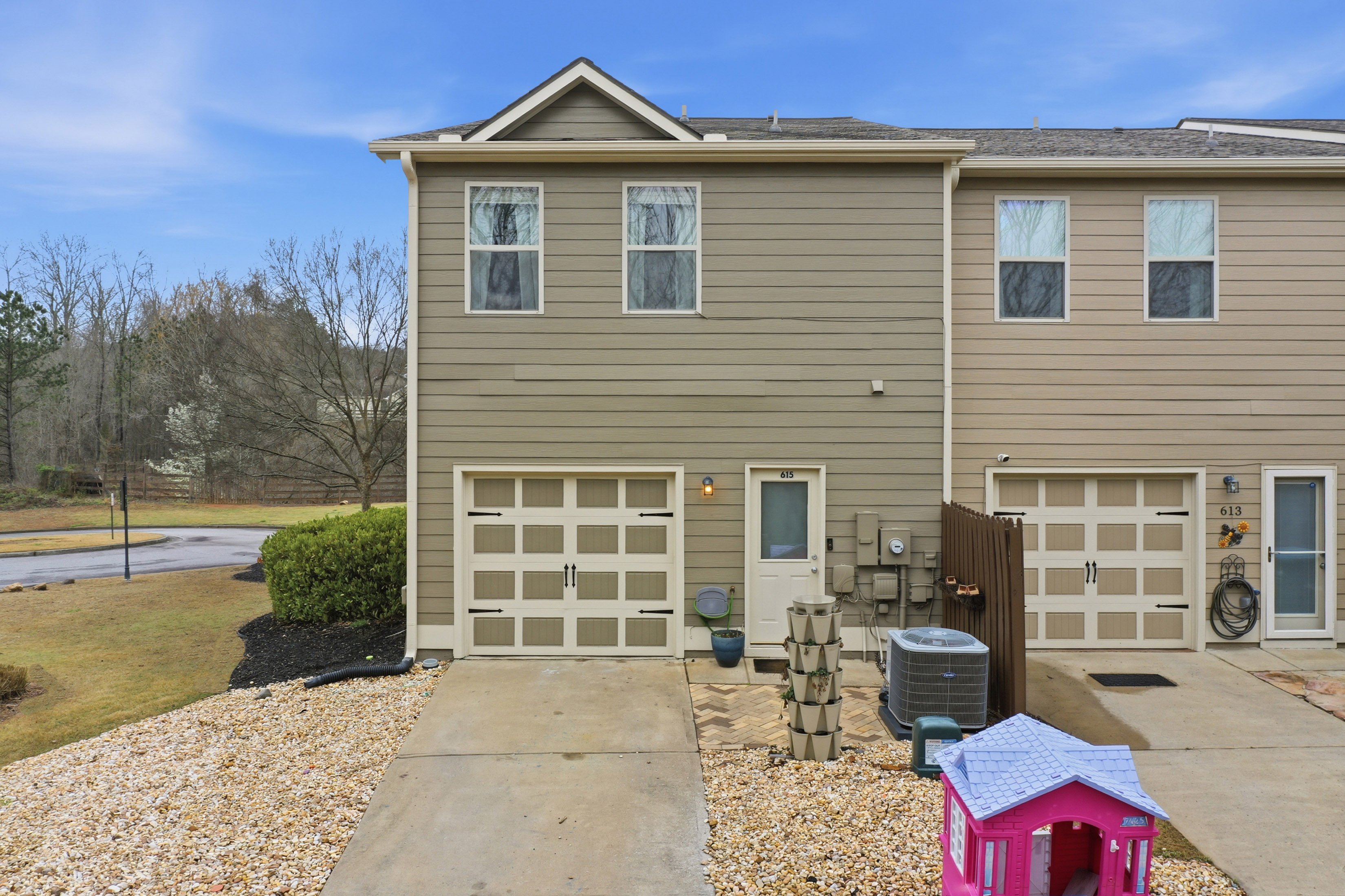  Charming End-Unit Townhome at the End of a Peaceful Cul-de-Sac - 物件實景