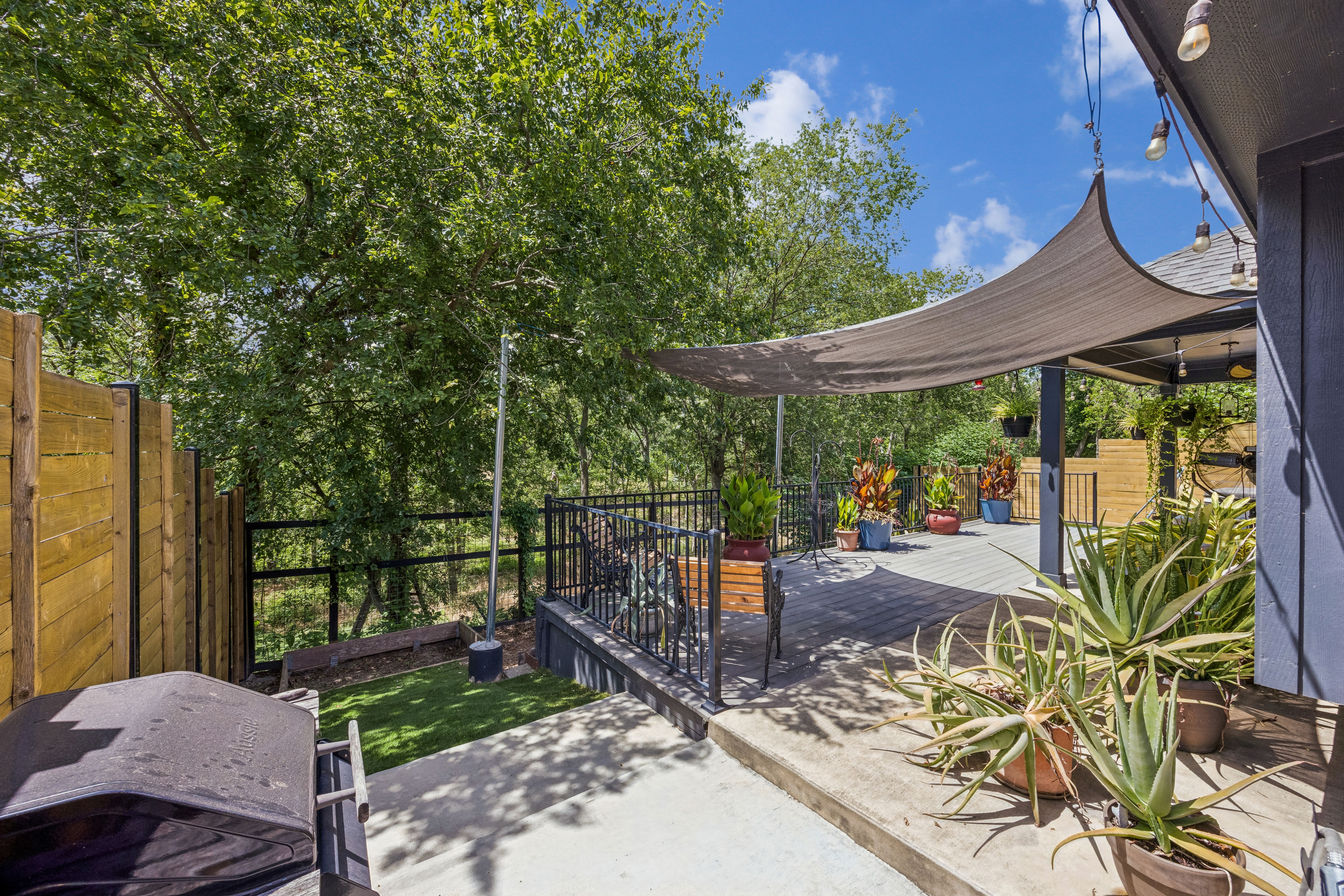  Single-Story Retreat Backing to Greenbelt in Knollwood on the Colorado River - 物件實景