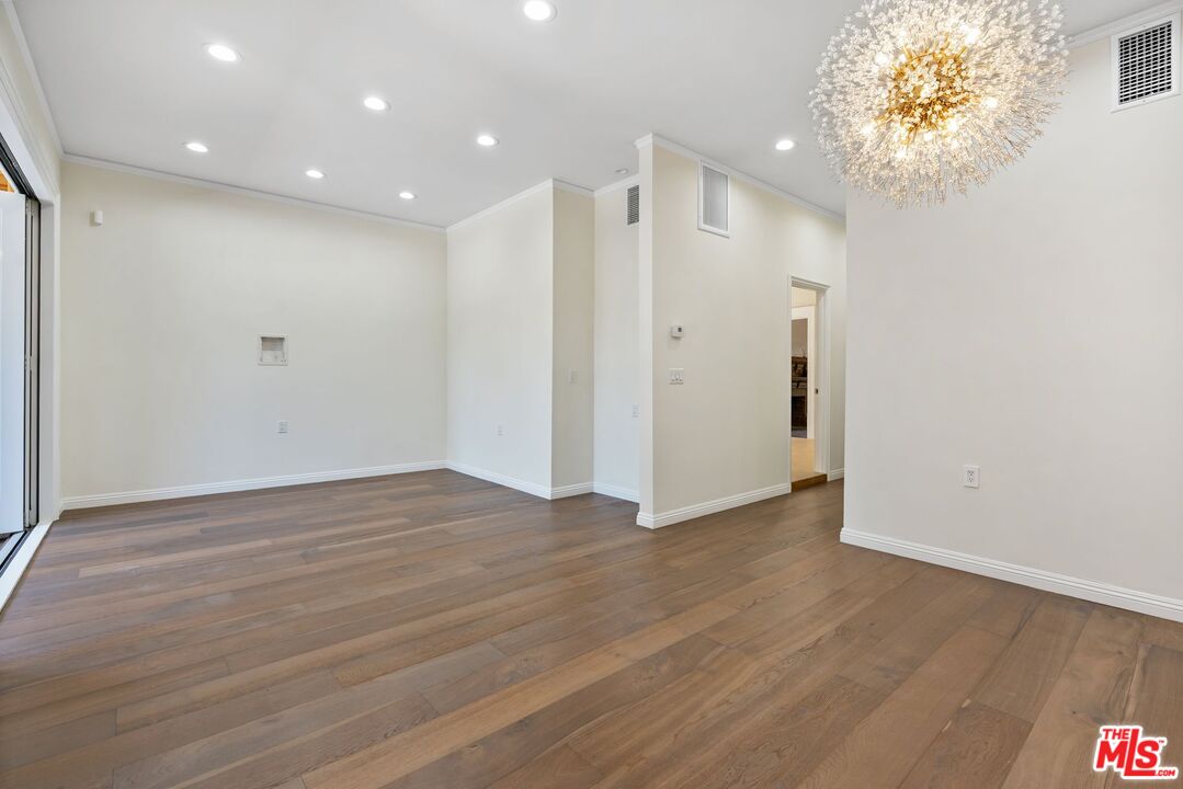 Los Angeles, California, 90006, United States, 7 Bedrooms Bedrooms, ,6 BathroomsBathrooms,Residential,For Sale,1848318