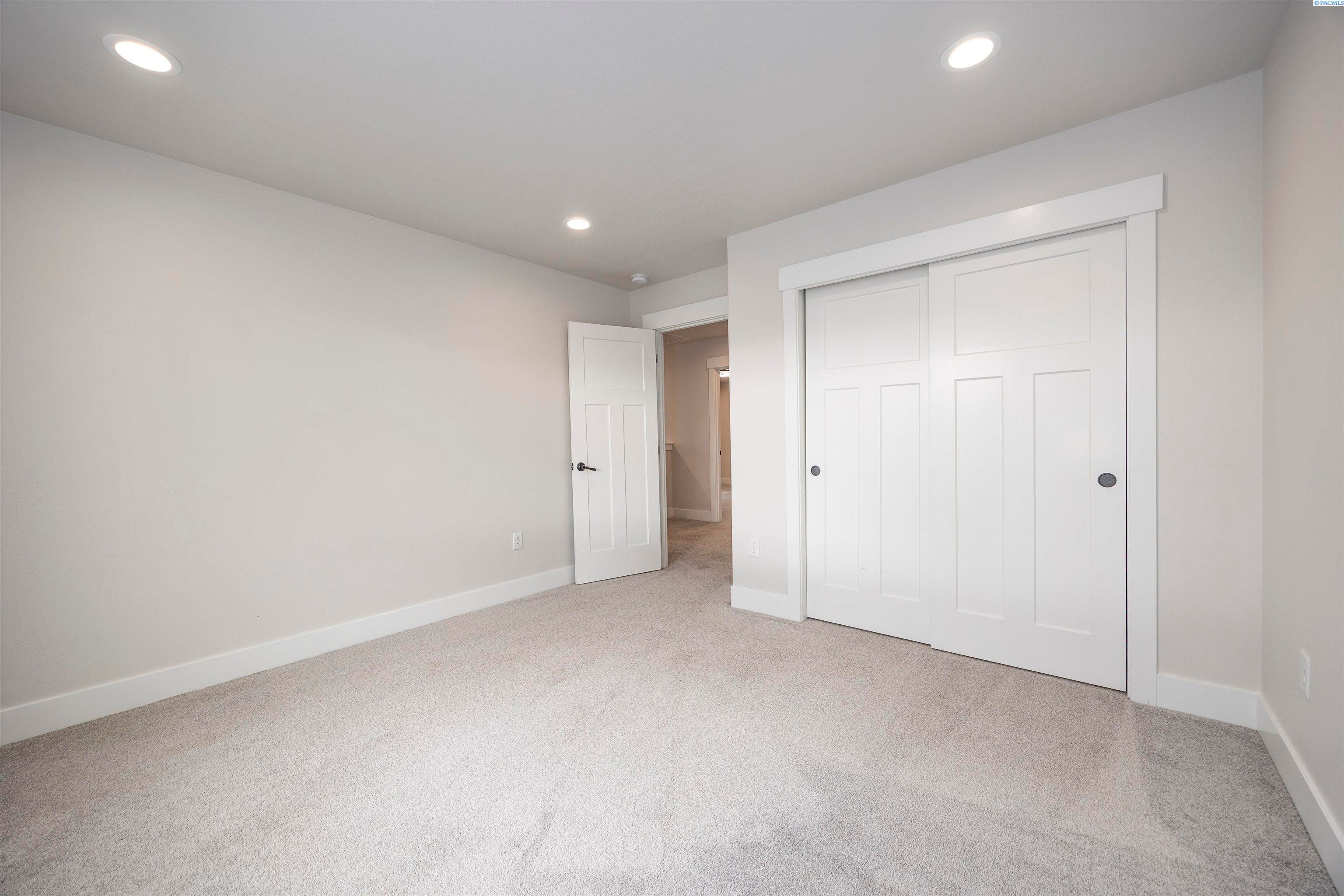 Grandview, Washington, 98930, United States, 5 Bedrooms Bedrooms, ,3 BathroomsBathrooms,Residential,For Sale,1988632