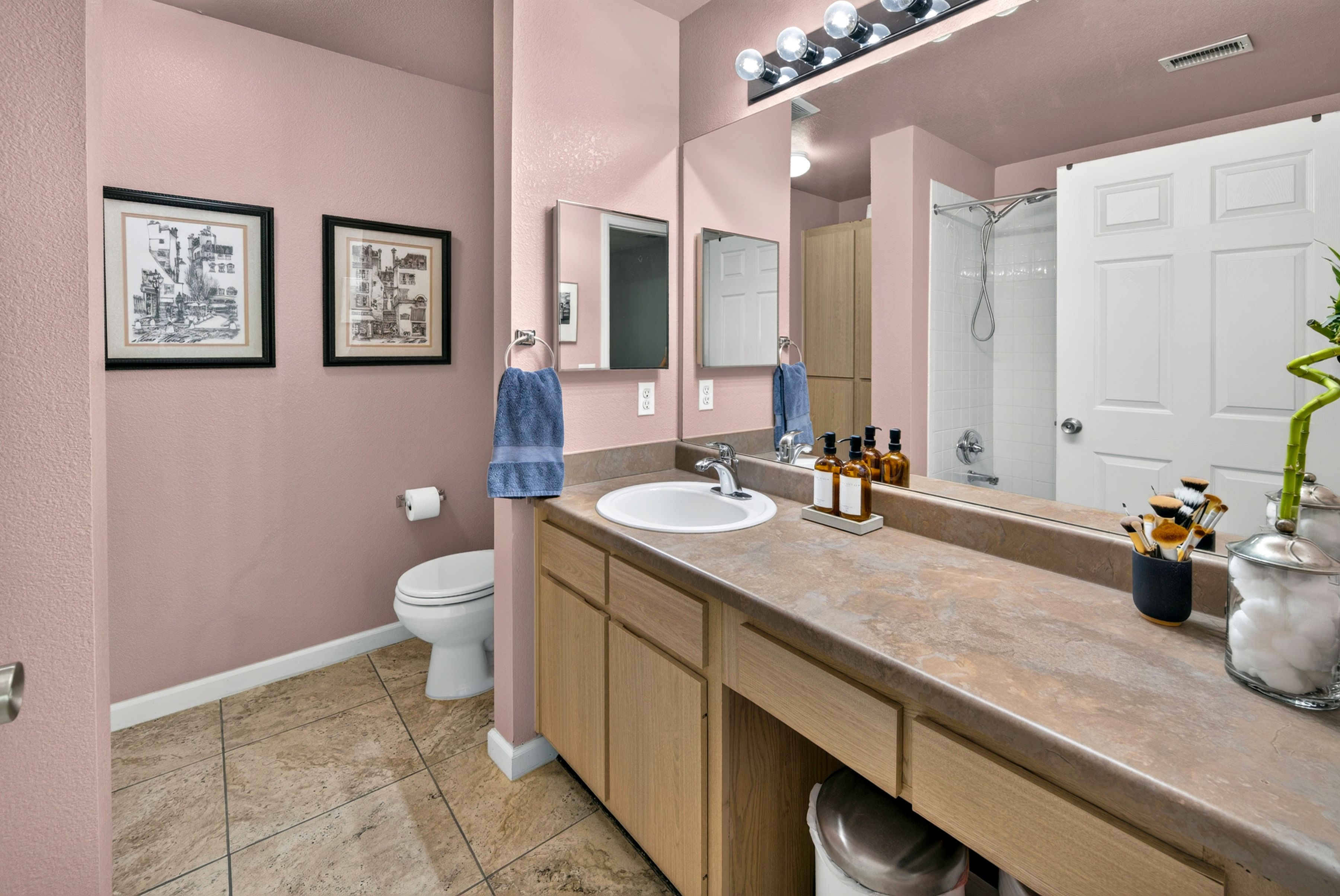  Sun-Drenched, Top-Floor End-Unit Condominium in the Heart of Central Boulder - 物件實景