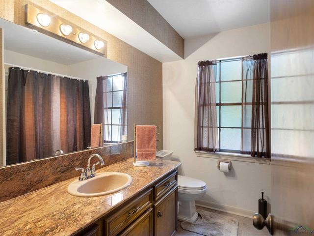 Henderson, Texas, 75652, United States, 3 Bedrooms Bedrooms, ,3 BathroomsBathrooms,Residential,For Sale,1820129