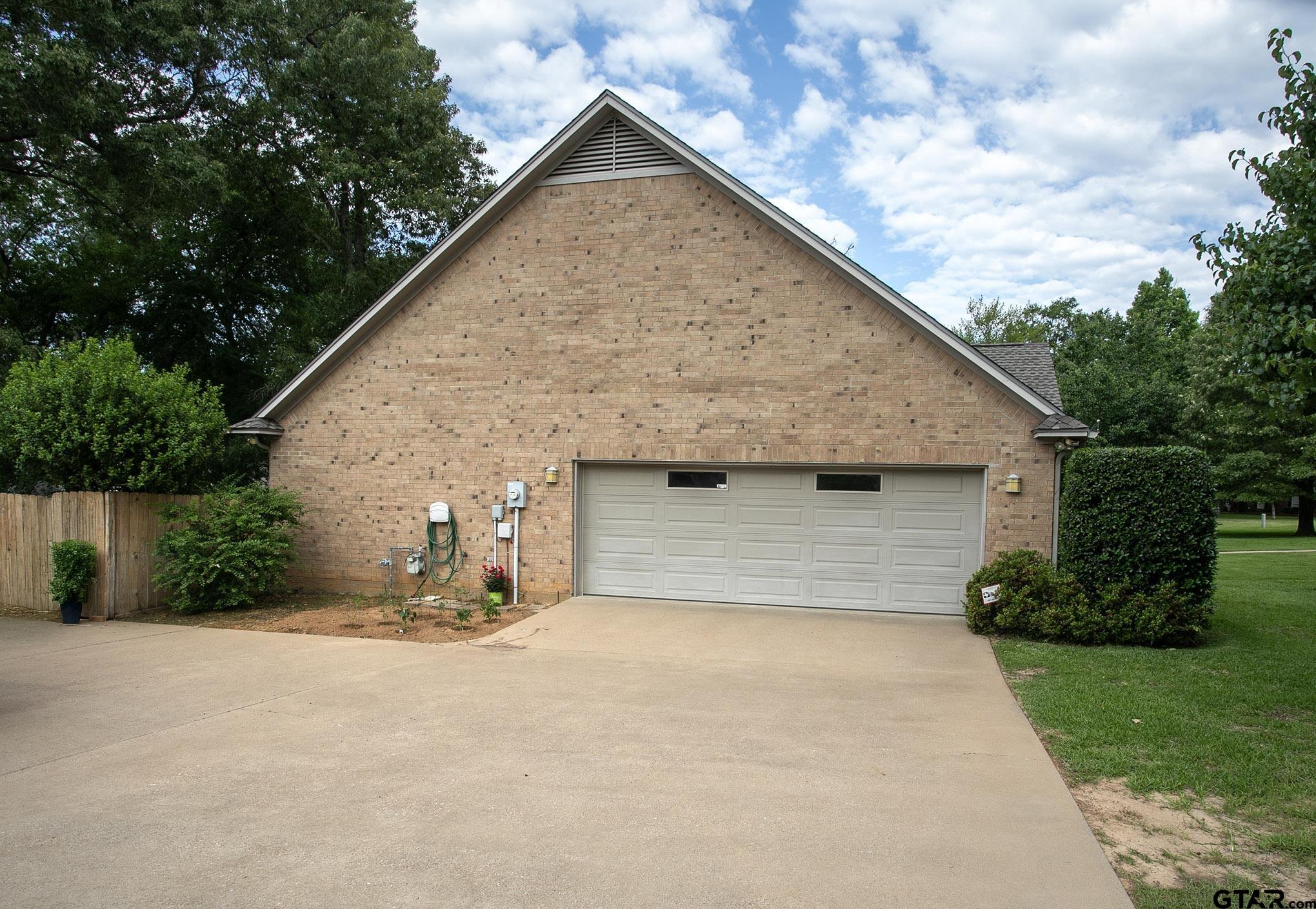 Flint, Texas, 75762, United States, 4 Bedrooms Bedrooms, ,4 BathroomsBathrooms,Residential,For Sale,1817610