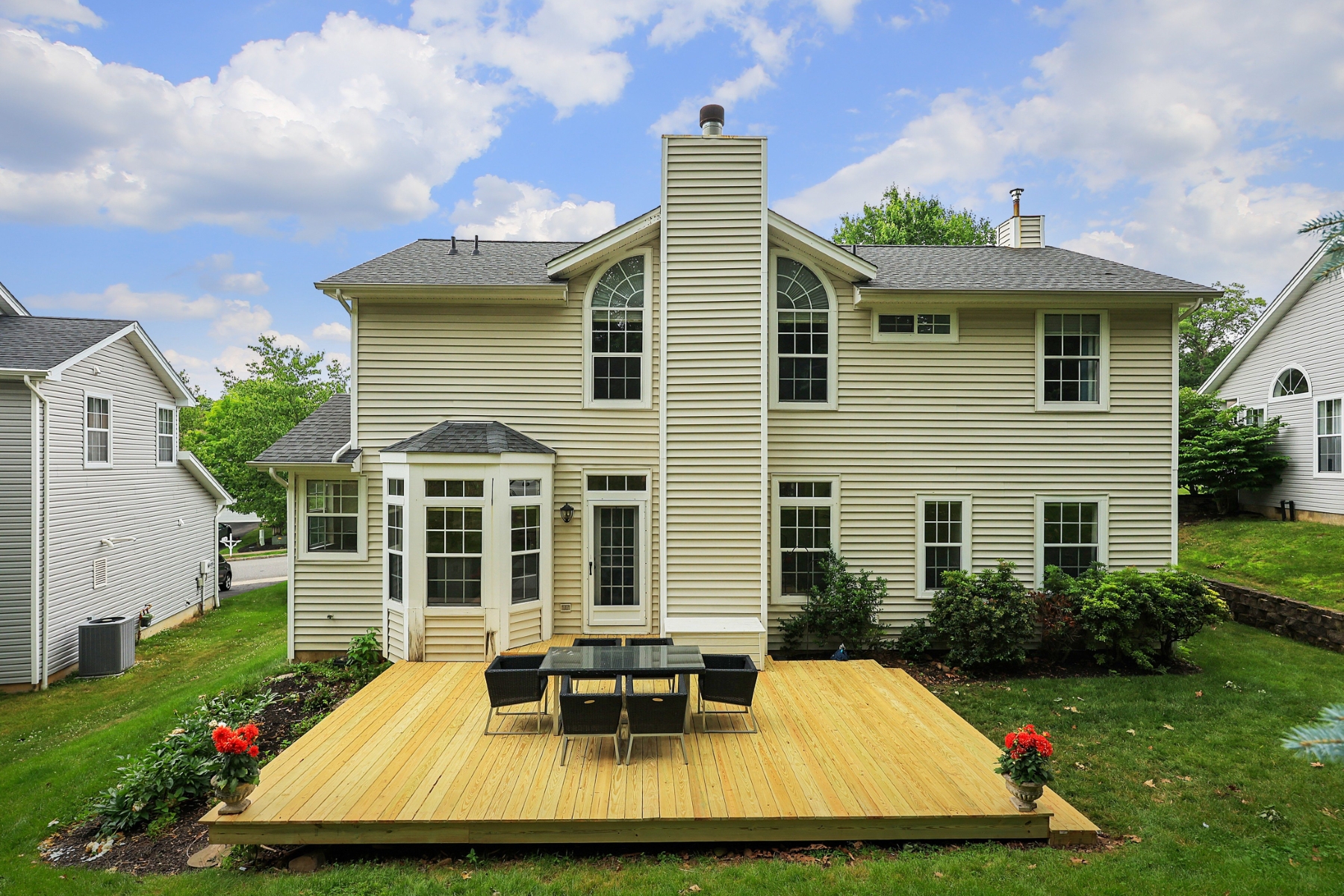  ?Carlisle? Classic Colonial Offers Timeless Charm with Modern Updates - 物件實景