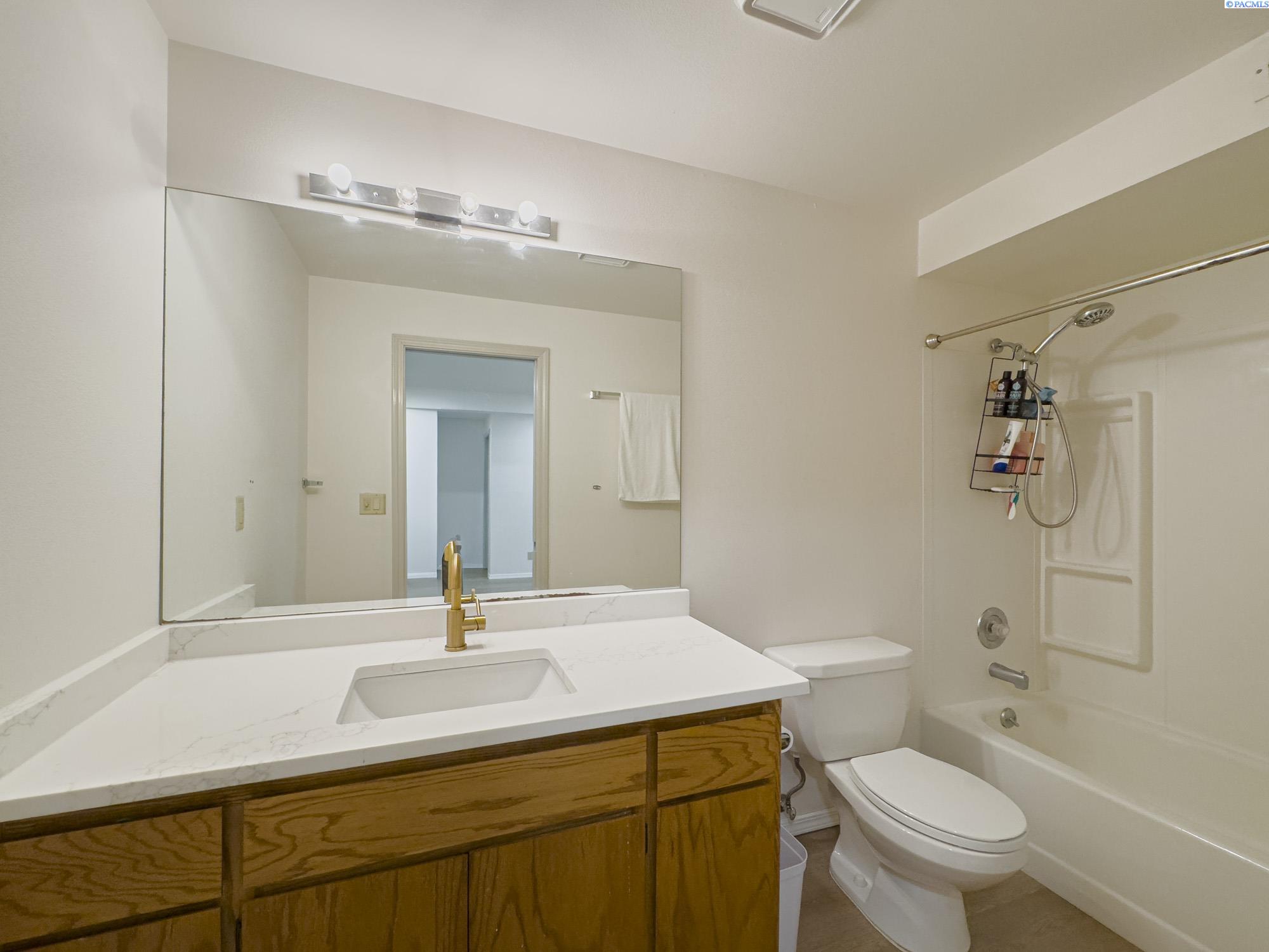 Richland, Washington, 99352, United States, 5 Bedrooms Bedrooms, ,4 BathroomsBathrooms,Residential,For Sale,1927234