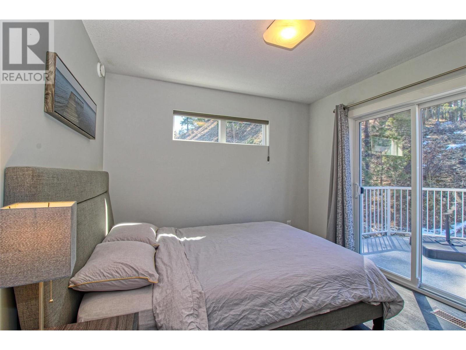 KELOWNA, British Columbia, V1Z 3R8, CA, 3 Bedrooms Bedrooms, ,3 BathroomsBathrooms,Residential,For Sale,1951197