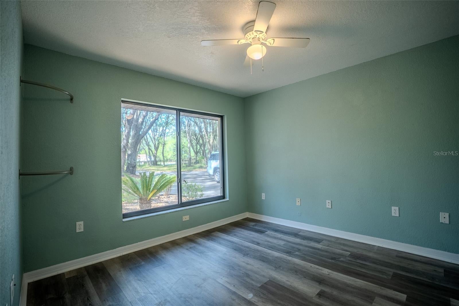 LADY LAKE, Florida, 32159, United States, 5 Bedrooms Bedrooms, ,3 BathroomsBathrooms,Residential,For Sale,1850305