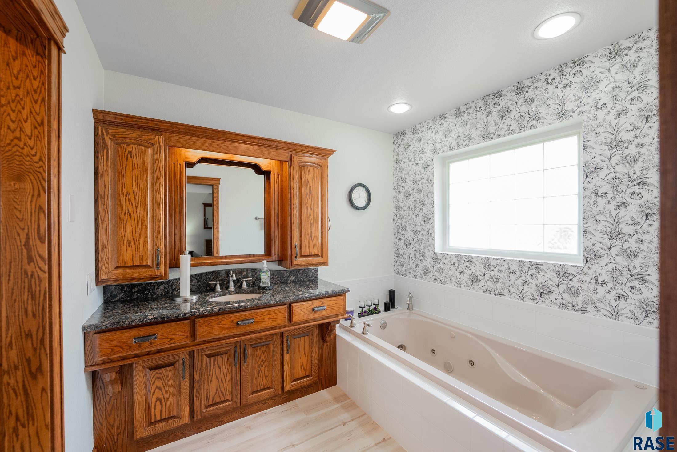 Yankton, South Dakota, 57078, United States, 6 Bedrooms Bedrooms, ,4 BathroomsBathrooms,Residential,For Sale,1975294