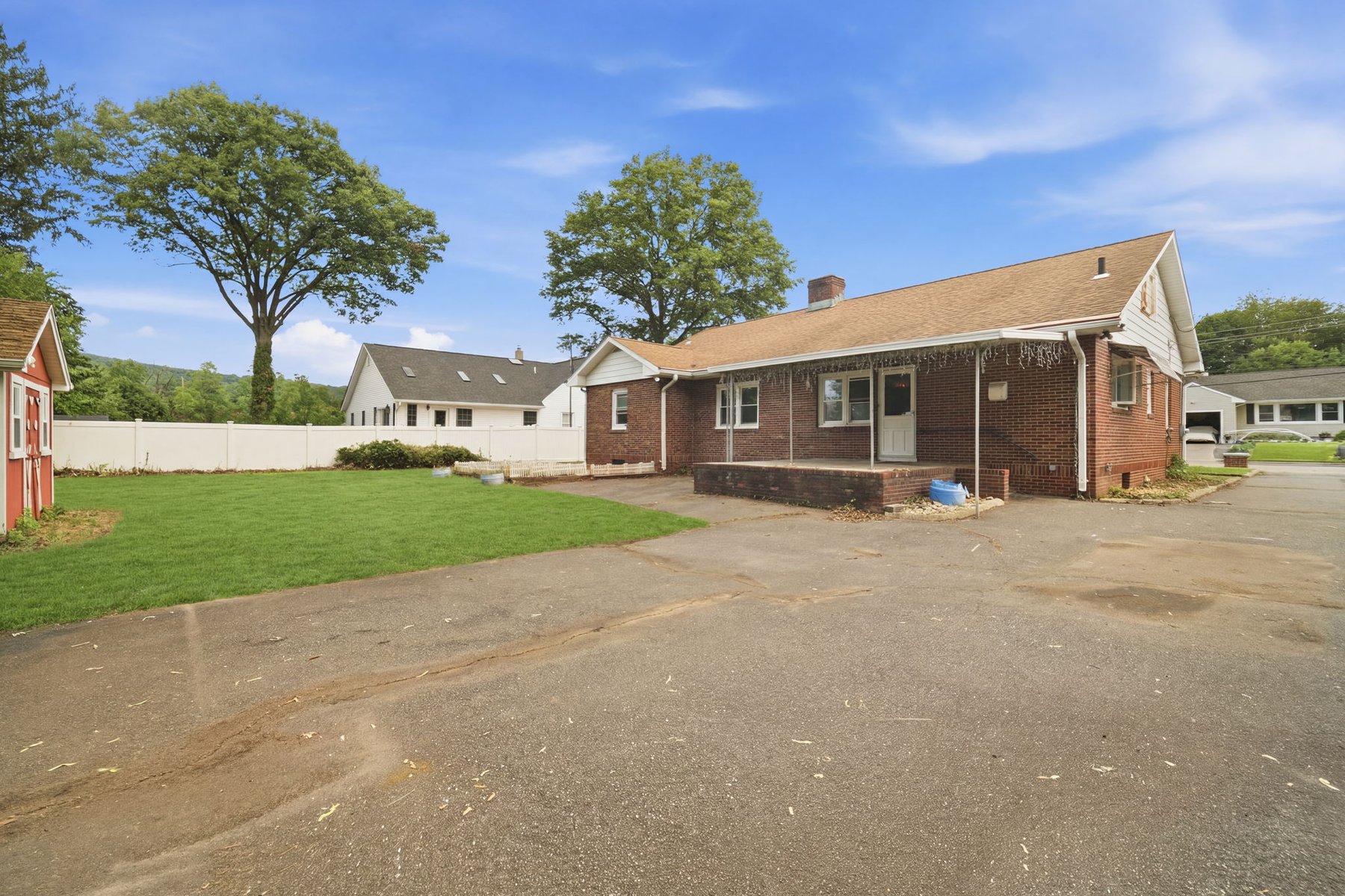  Charming Brick Ranch Home Ready for Your Vision - 物件實景