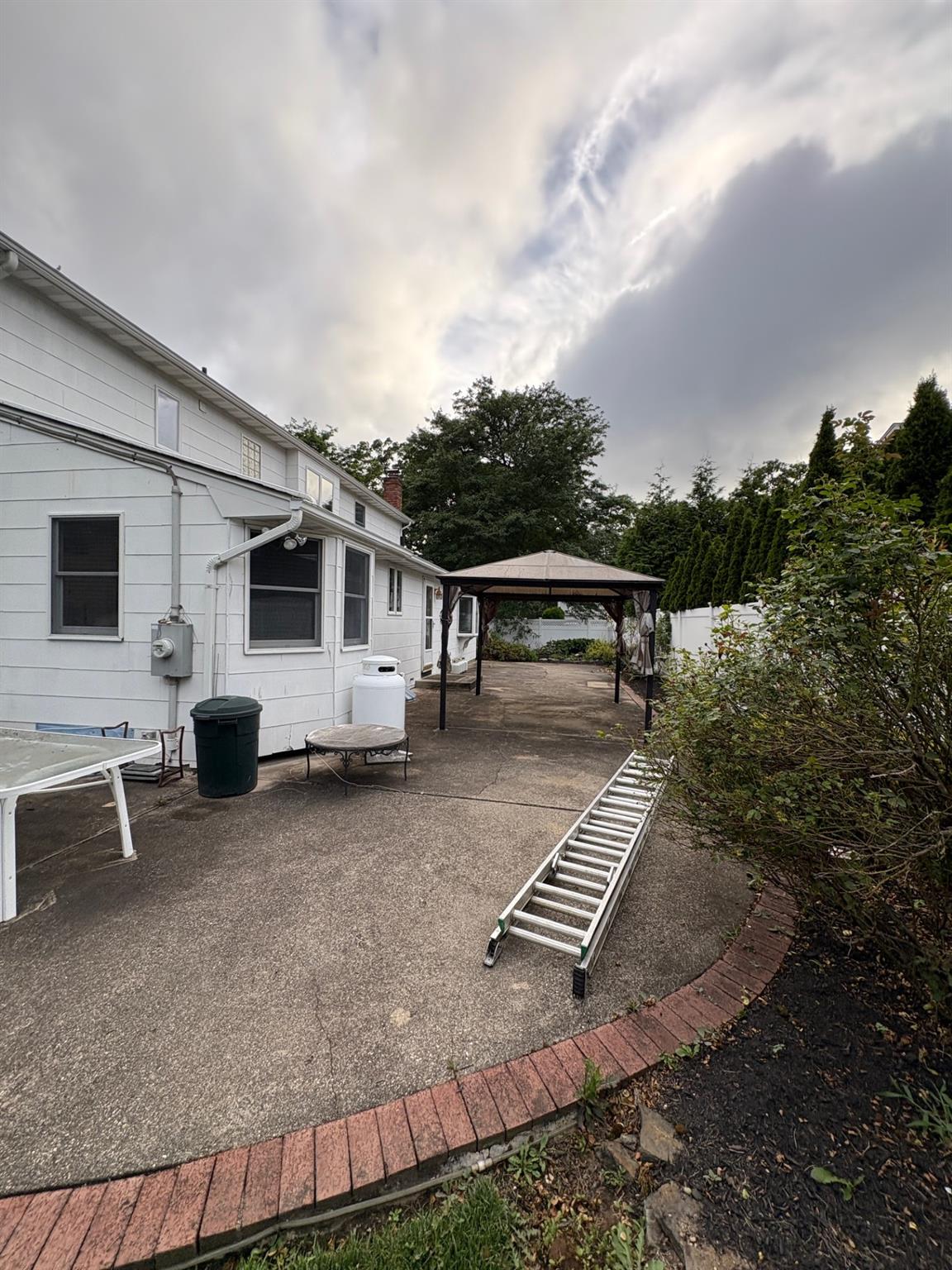 Hauppauge, New York, 11788, United States, 4 Bedrooms Bedrooms, ,3 BathroomsBathrooms,Residential,For Sale,1924109