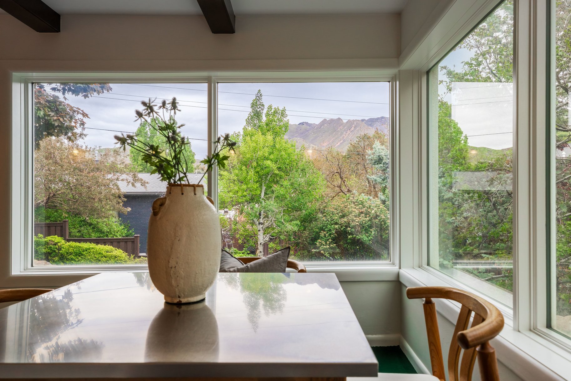  Elegant Contemporary Rambler in Sought After Neighborhood - 物件實景