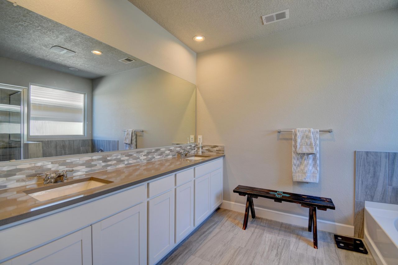 Albuquerque, New Mexico, 87114, United States, 4 Bedrooms Bedrooms, ,3 BathroomsBathrooms,Residential,For Sale,1817446