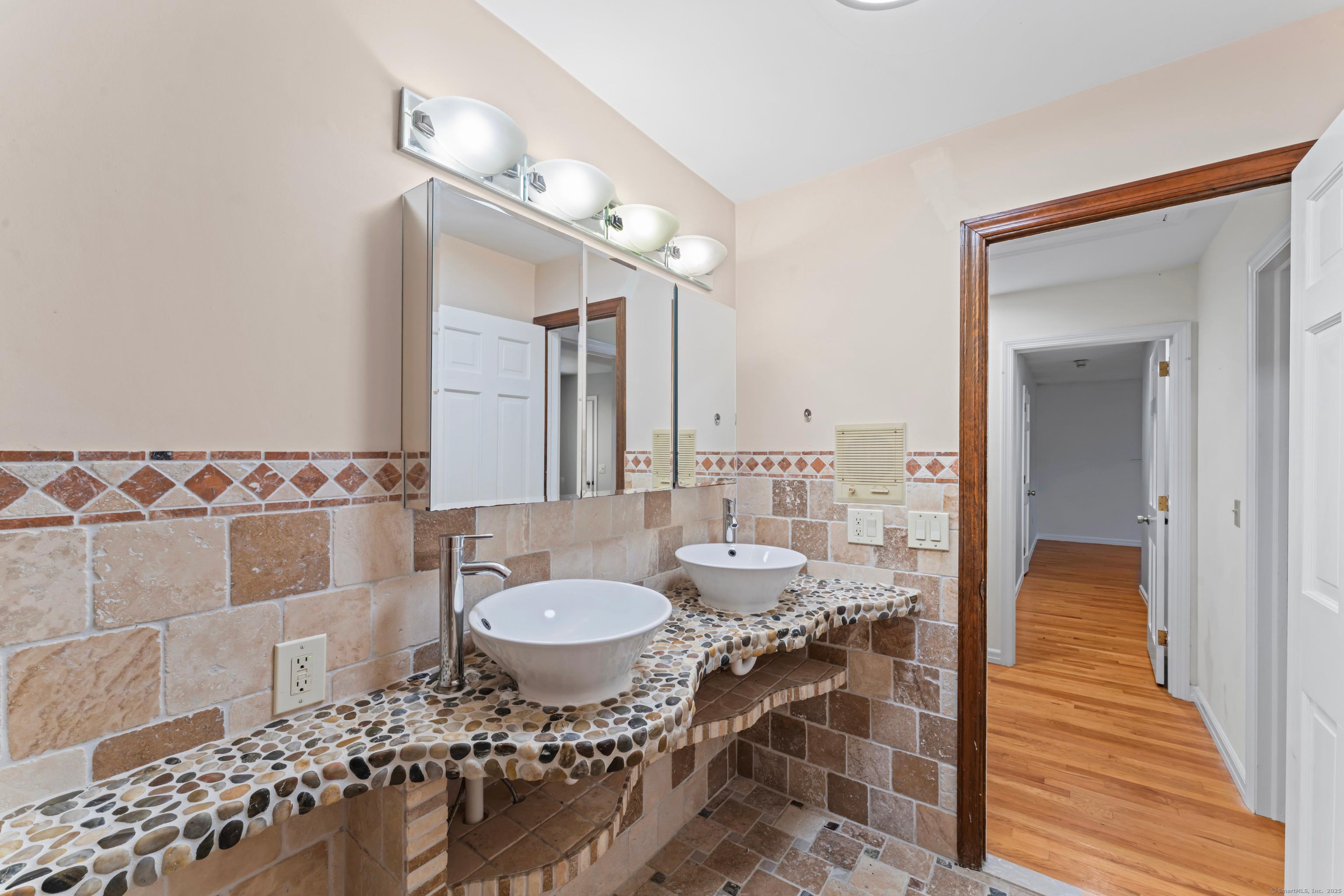 Stamford, Connecticut, 06903, United States, 4 Bedrooms Bedrooms, ,5 BathroomsBathrooms,Residential,For Sale,1923420
