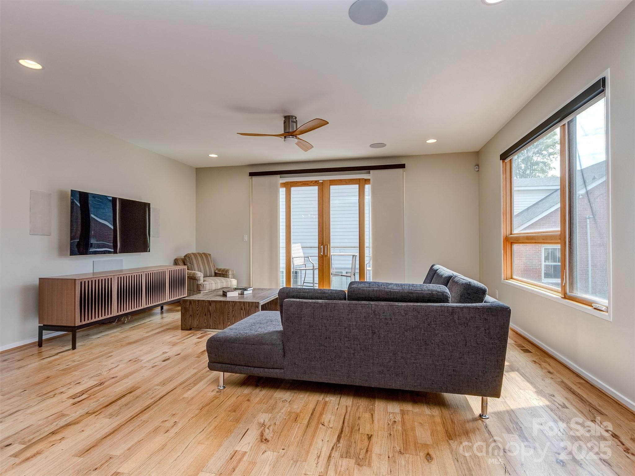 Charlotte, North Carolina, 28202, United States, 2 Bedrooms Bedrooms, ,3 BathroomsBathrooms,Residential,For Sale,1913146