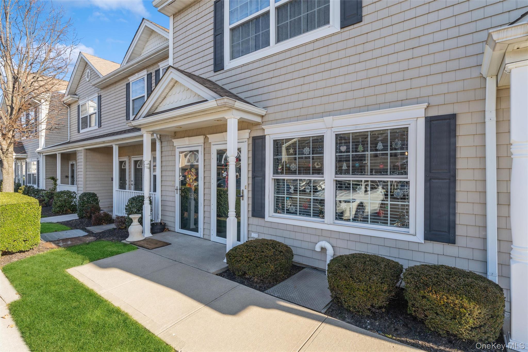 Valley Stream, New York, 11580, United States, 2 Bedrooms Bedrooms, ,2 BathroomsBathrooms,Residential,For Sale,2002901