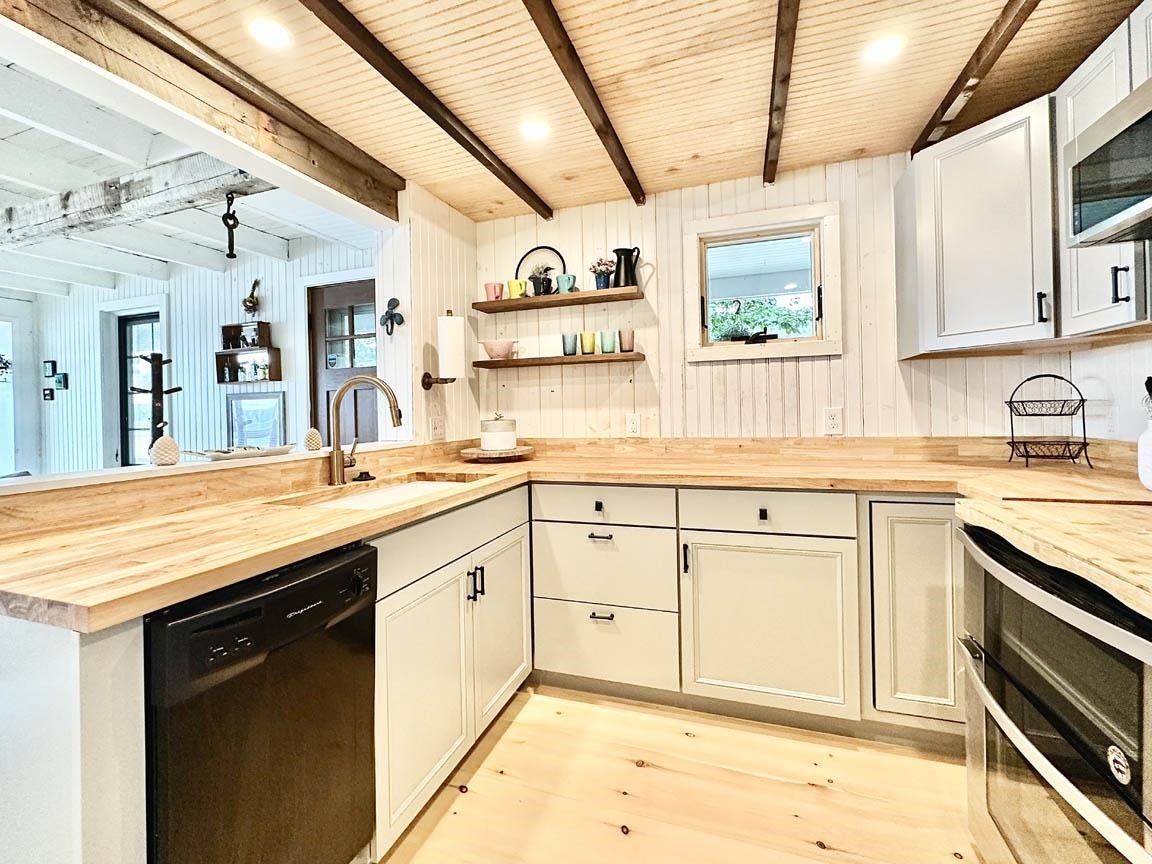 Bristol, New Hampshire, 03222, United States, 2 Bedrooms Bedrooms, ,Residential,For Sale,1933132