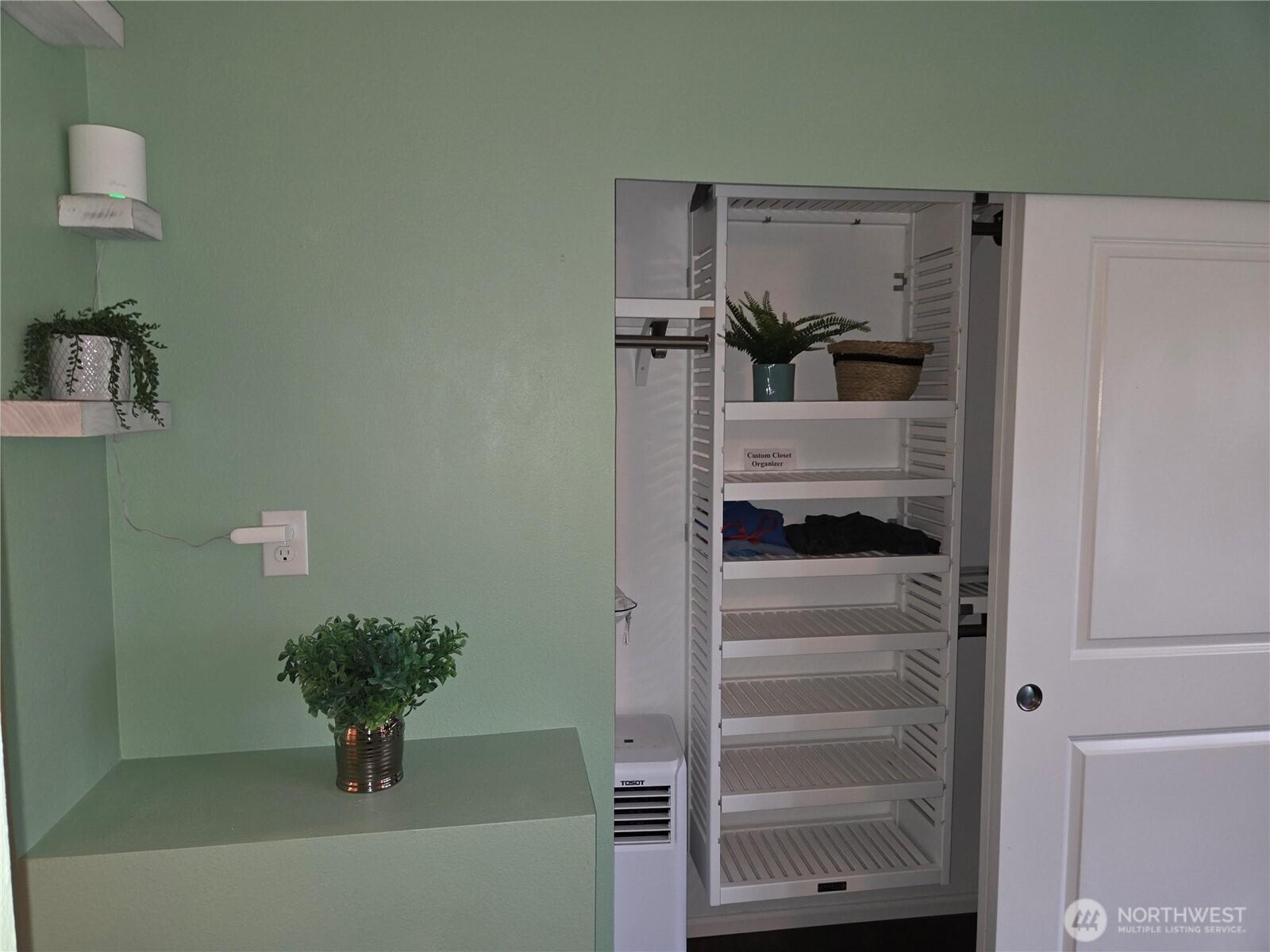 EVERETT, Washington, 98208, United States, 2 Bedrooms Bedrooms, ,3 BathroomsBathrooms,Residential,For Sale,1896693