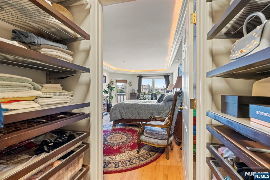 Edgewater, New Jersey, 07020, United States, 2 Bedrooms Bedrooms, ,2 BathroomsBathrooms,Residential,For Sale,1934539