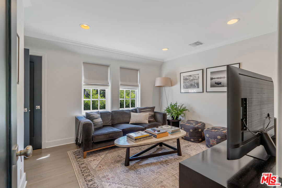 Los Angeles, California, 90020, United States, 5 Bedrooms Bedrooms, ,5 BathroomsBathrooms,Residential,For Sale,1939583